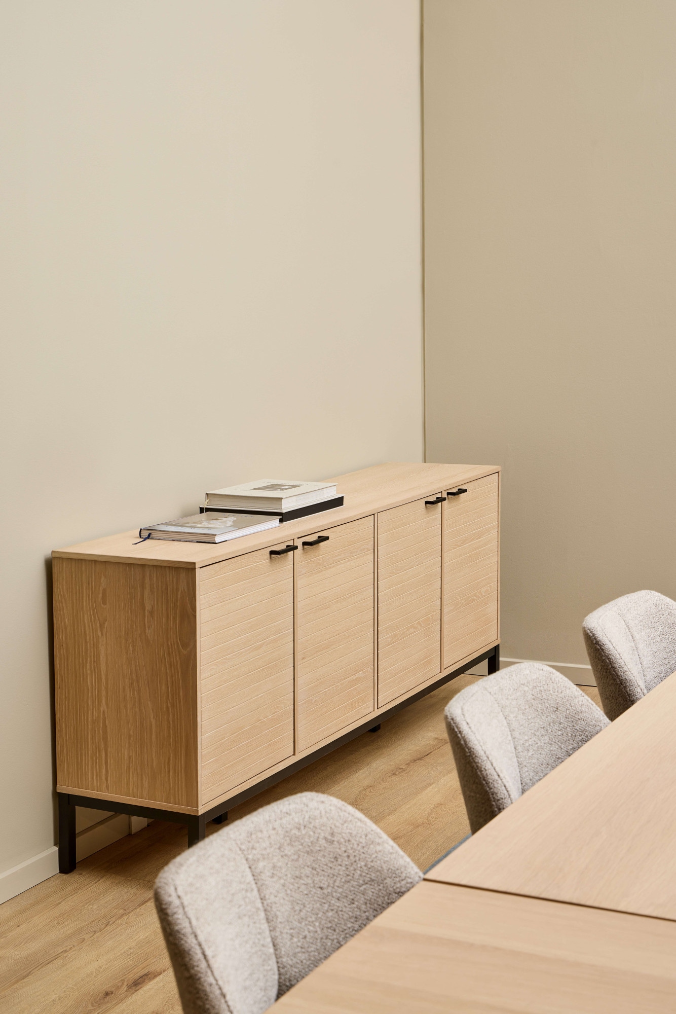 ACTONA GROUP Sideboard »Kensington« Anrichte, 4 Türen und 4 Böden weiss pigmentiert  Eiche, 180x40x80cm