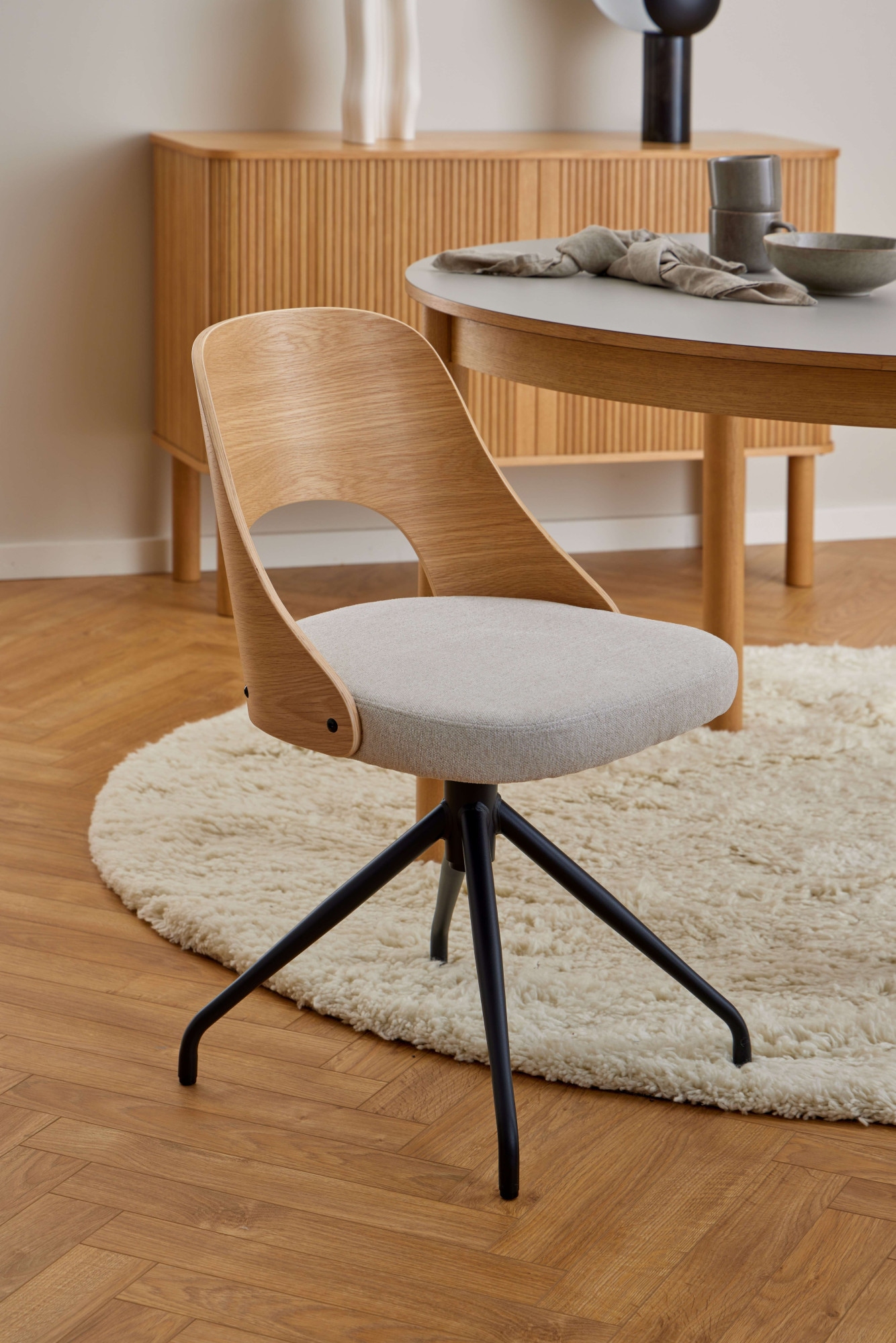 ACTONA GROUP Chaise de salle à manger »Lucy« () Tissu beige, dossier en placage chêne, piètement étoile 4 branches noir, pivotant