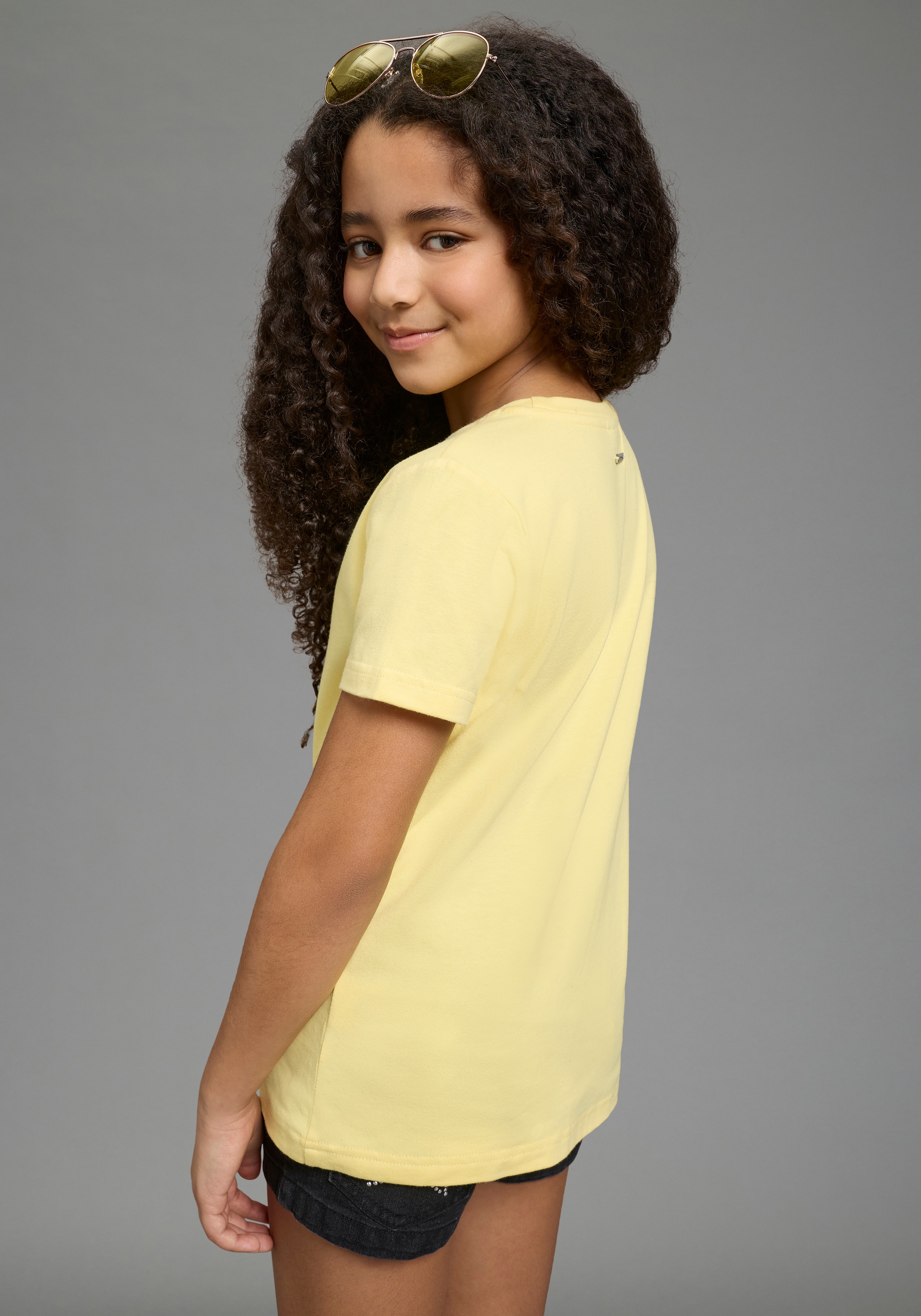 Bruno Banani T-shirt »Banani Paillettenshirt für modische Girls« coupe basique à la mode, manches courtes, avec paillettes et imprimé