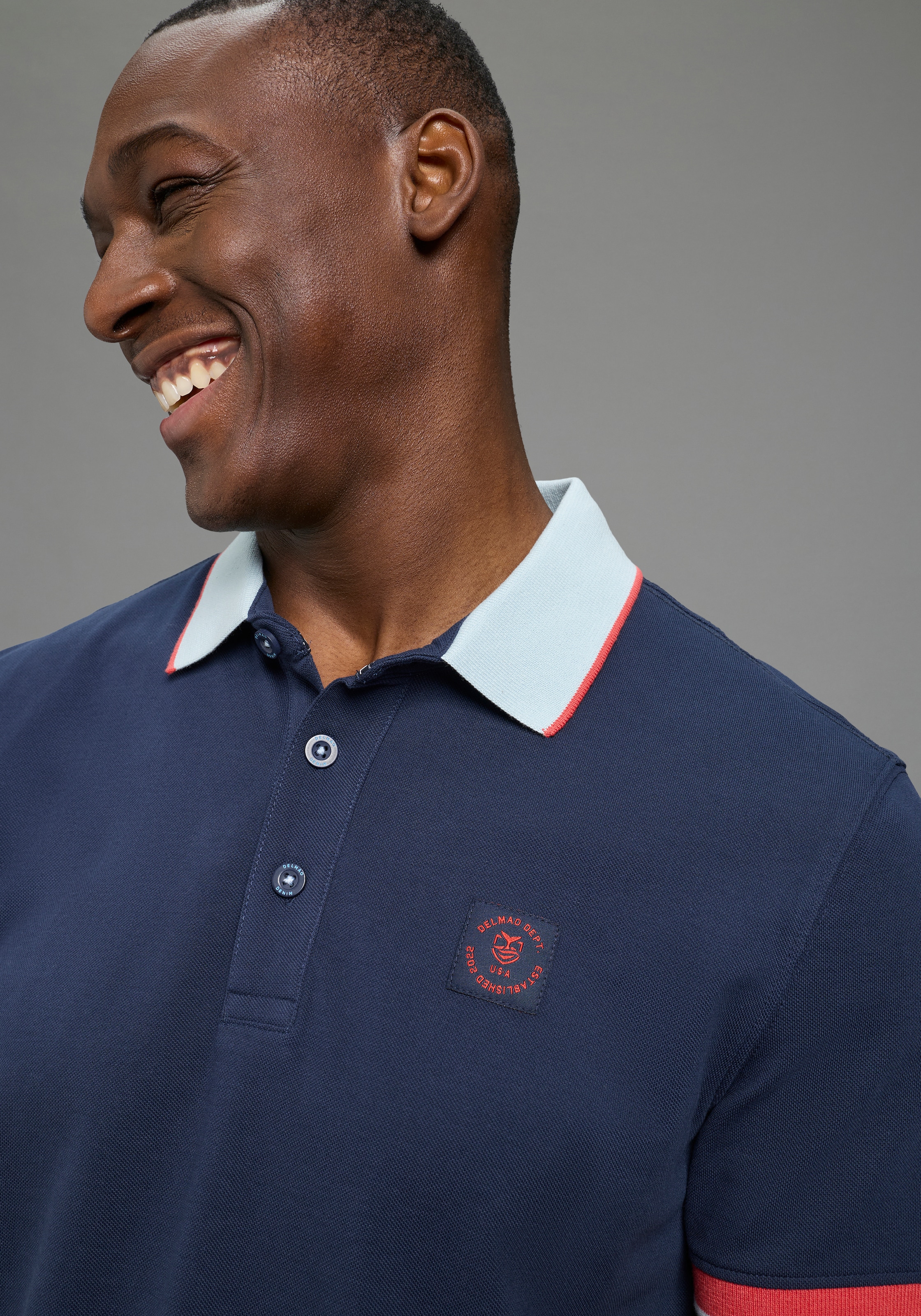 DELMAO Polo »Neue Kollektion!« klassischer Polokragen, Kurzarm, normale Passform, mit Stickerei
