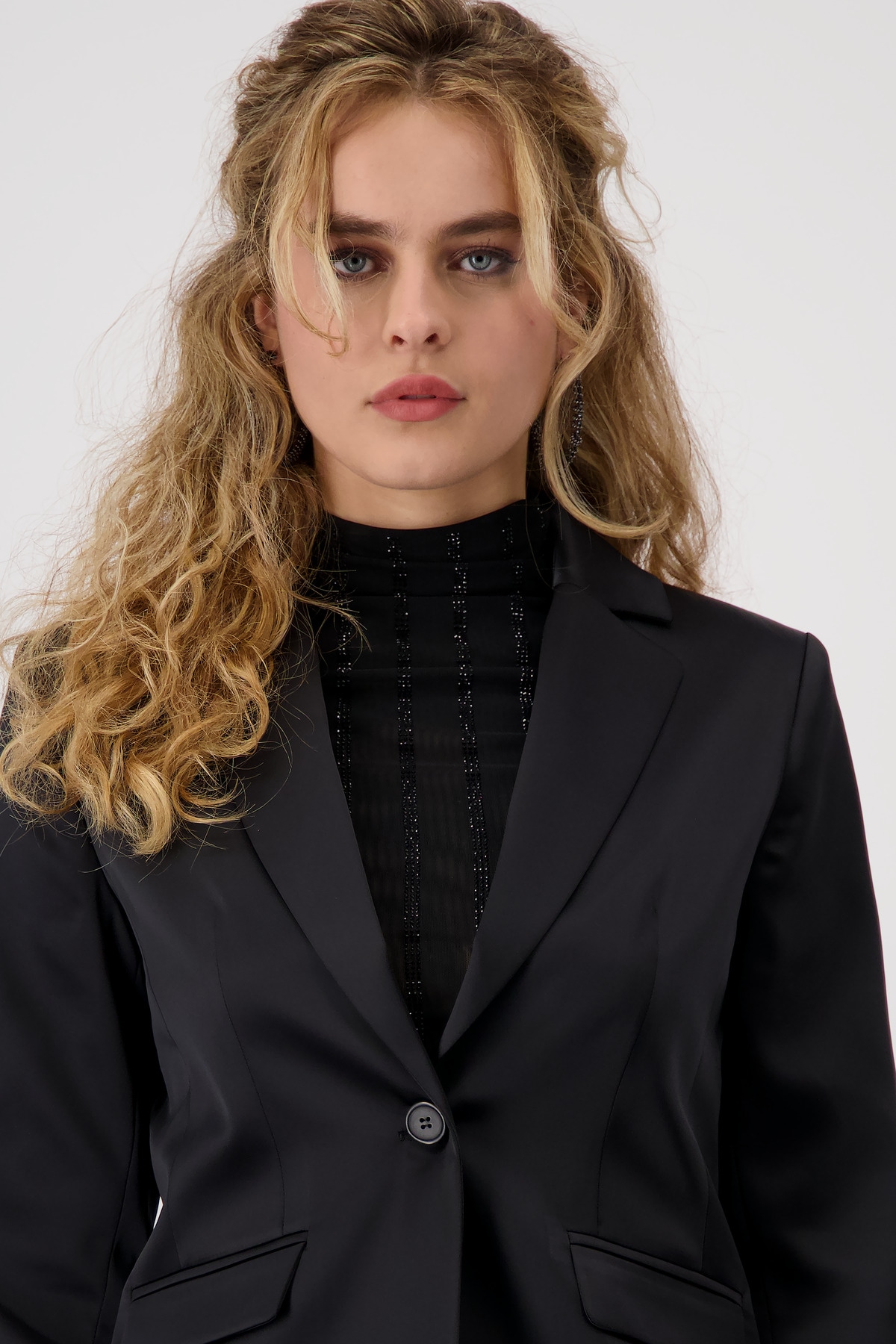 Monari Blazer court mit aufgesetzten Pattentaschen