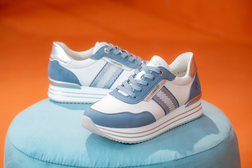 Remonte Plateausneaker  Halbschuh, Schnürschuh mit Metallicdetails und Softfussbett