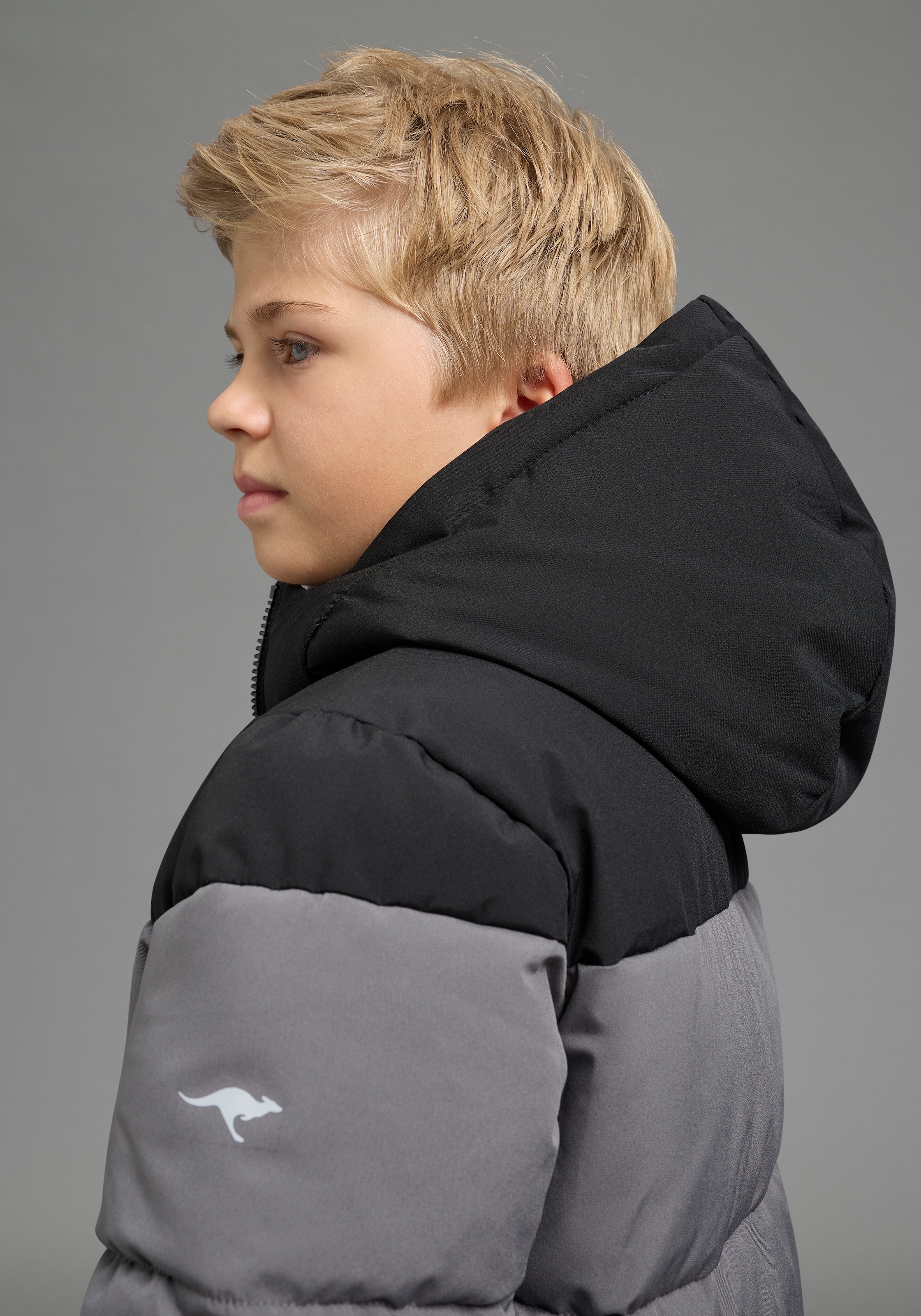 KangaROOS Outdoorjacke »Winterjacke von KangaROOS mit kontrastfarbigen Einsatz« mit Kapuze Warme Jacke mit Fleece-Innenfutter und gefütterter Kapuzenfütterung