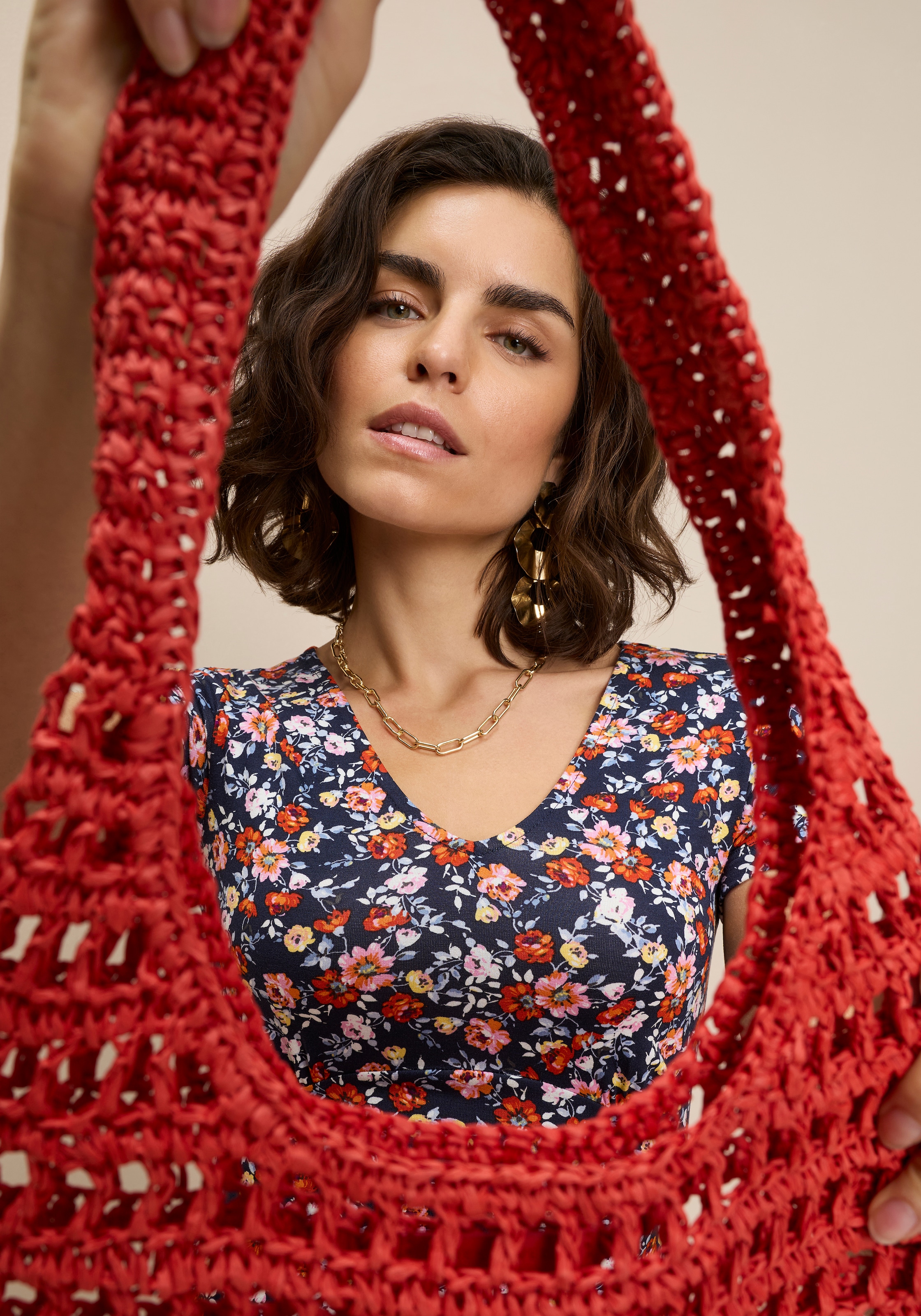 Laura Scott im Skaterstil, mit floralem Alloverdruck, aus Viskosemischung