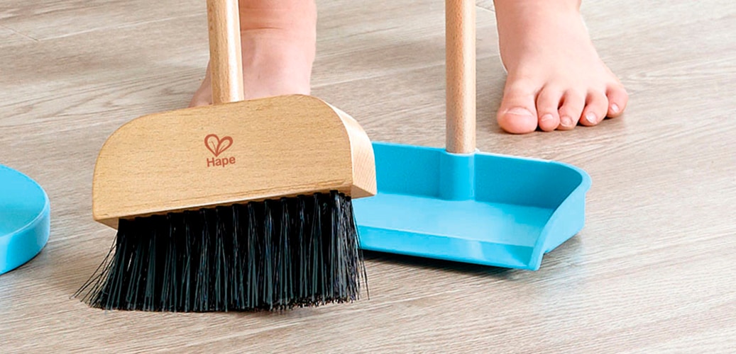 Hape Balai pour enfants »Spielzeug-Putzset mit Ordnungsständer«