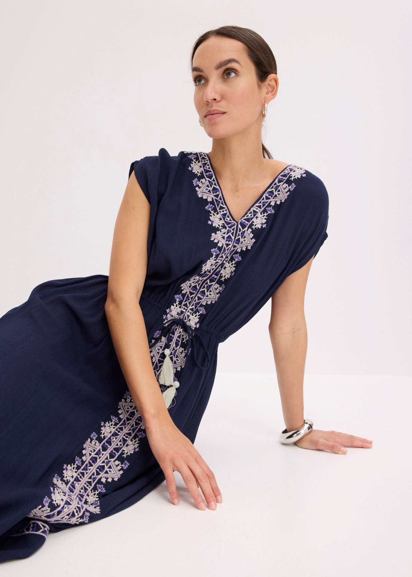 bonprix Midikleid aus Viskose, mit feiner Stickerei, ausgestellte Passform