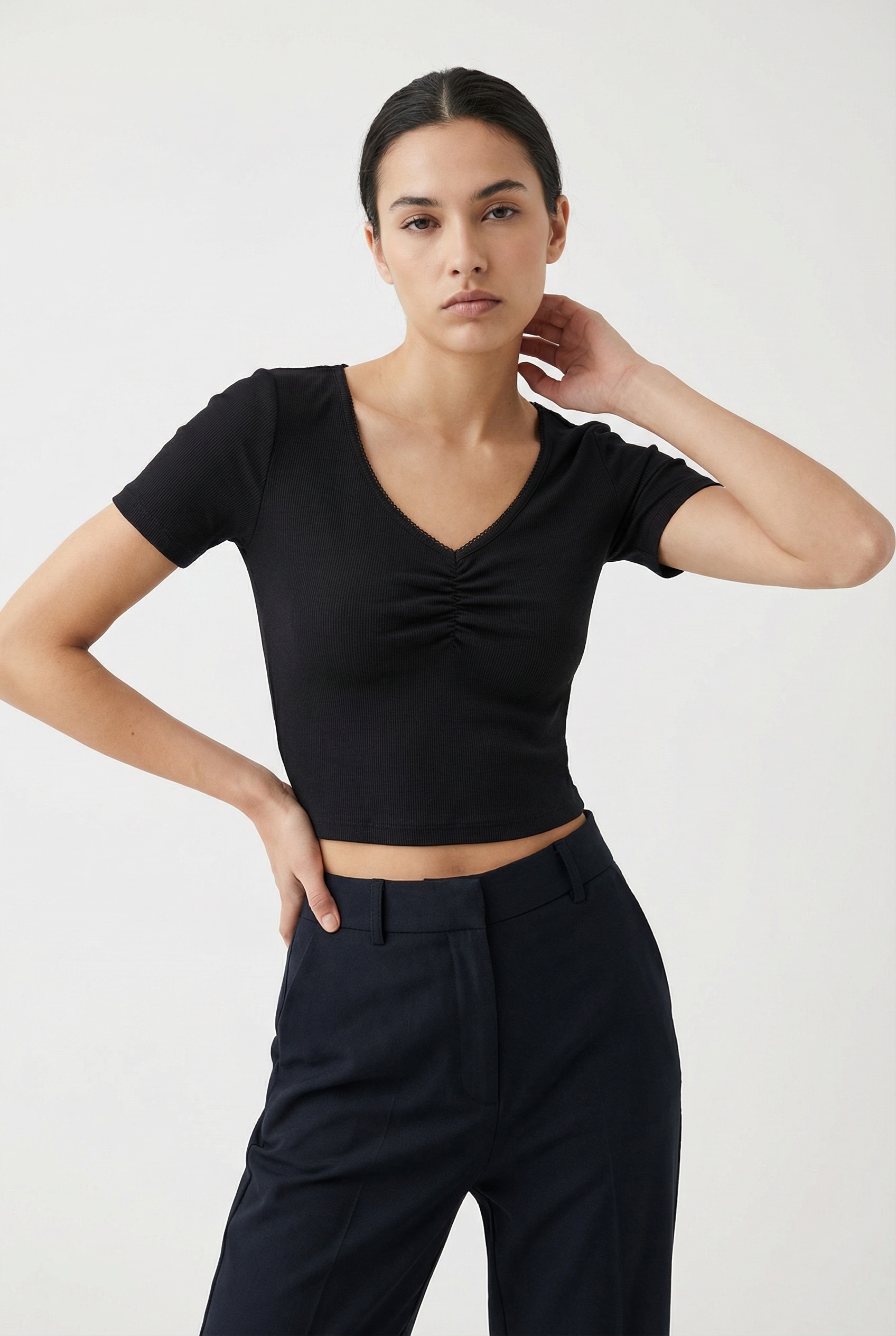 ONLY T-shirt à manches courtes »ONLBETTY LIFE S/S SCALLOP V-NECK CC JRS« avec fronces au décolleté