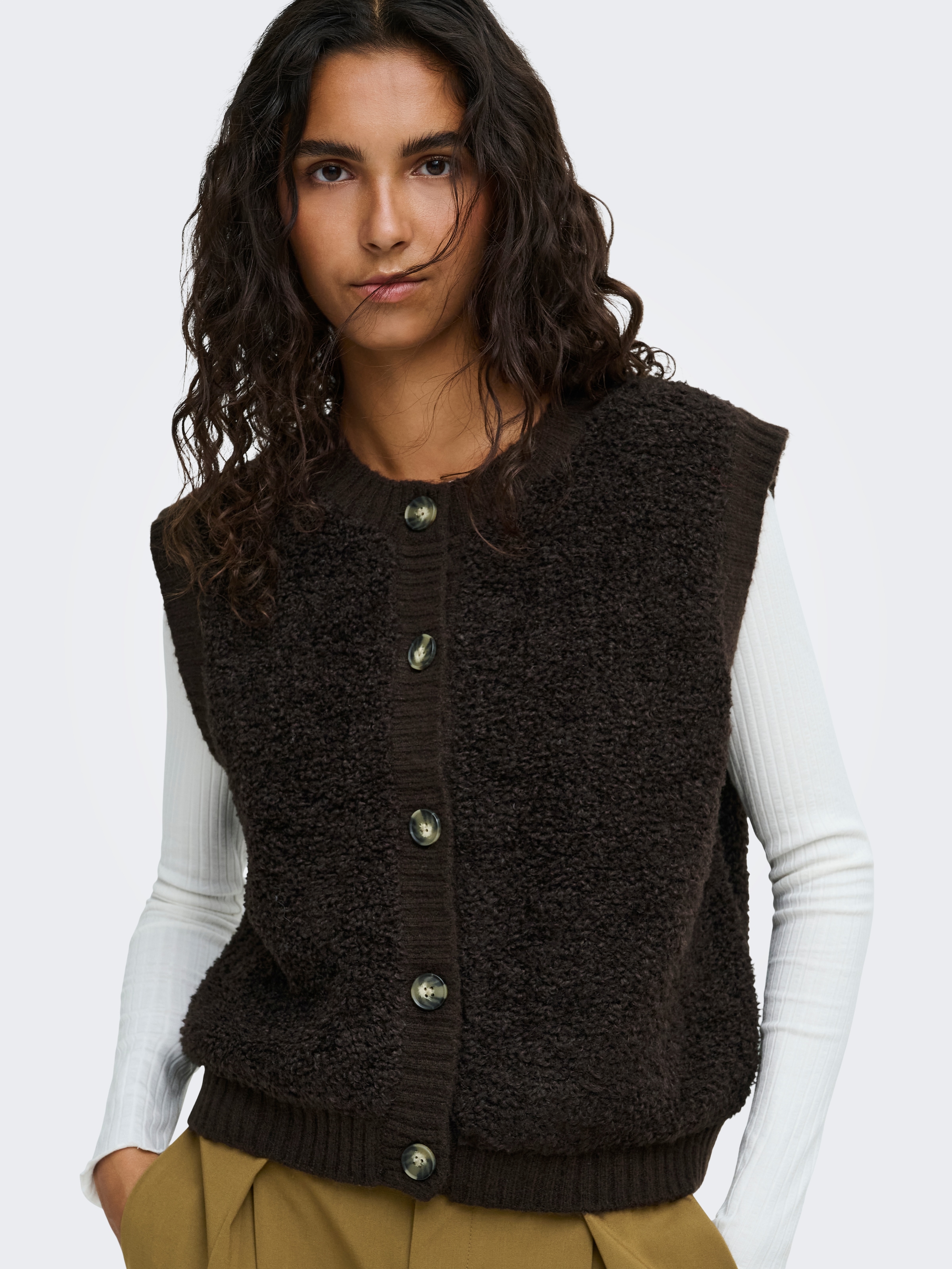 JDY Gilet tricoté »JDYEIRA LIFE S/L O-NECK BUTTON VEST KNT« Mélange de matériaux, avec laine et stretch