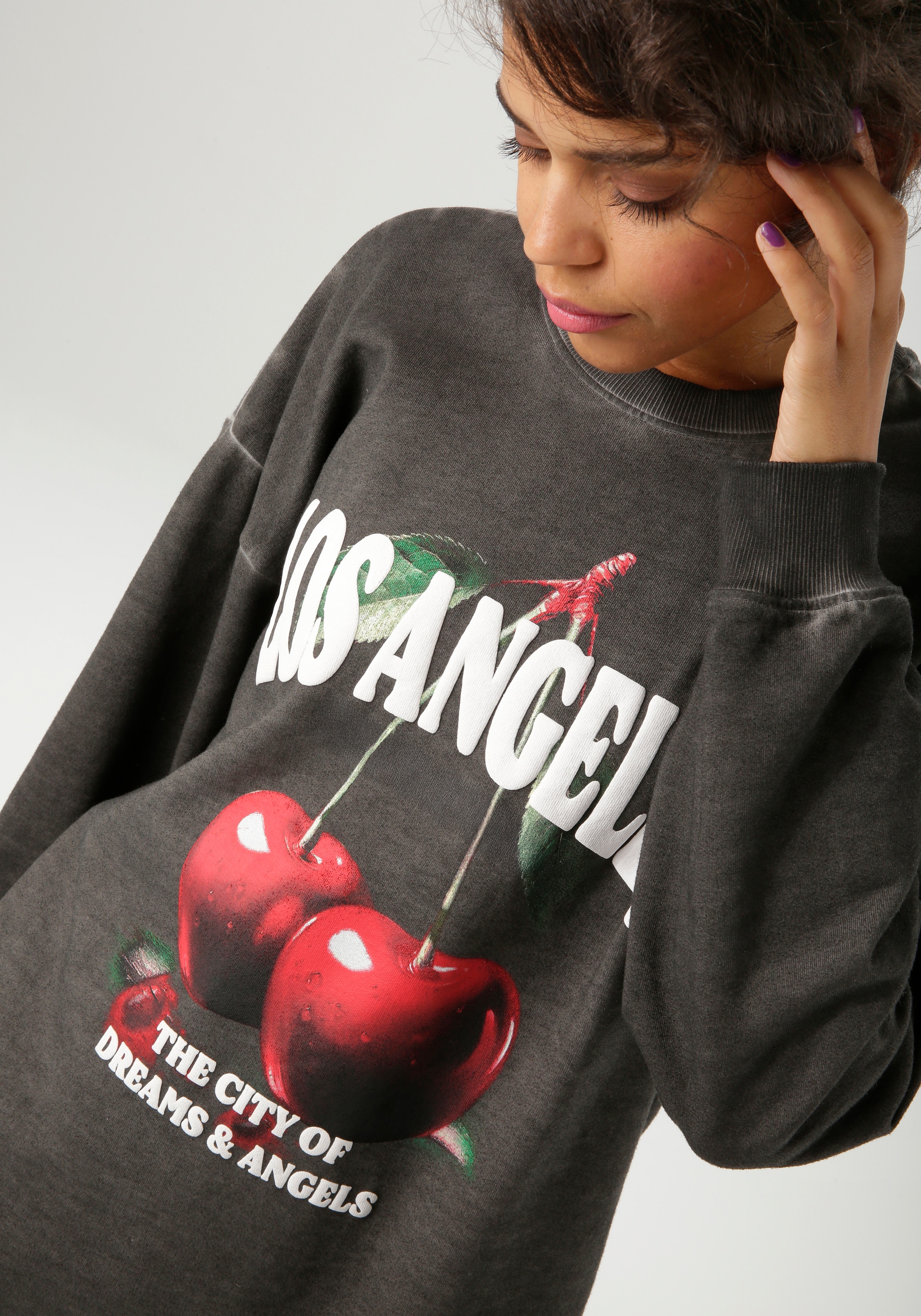 Aniston CASUAL Sweatshirt , mit knackigen Kirschen und Schriftzügen bedruckt - NEUE KOLLEKTION
