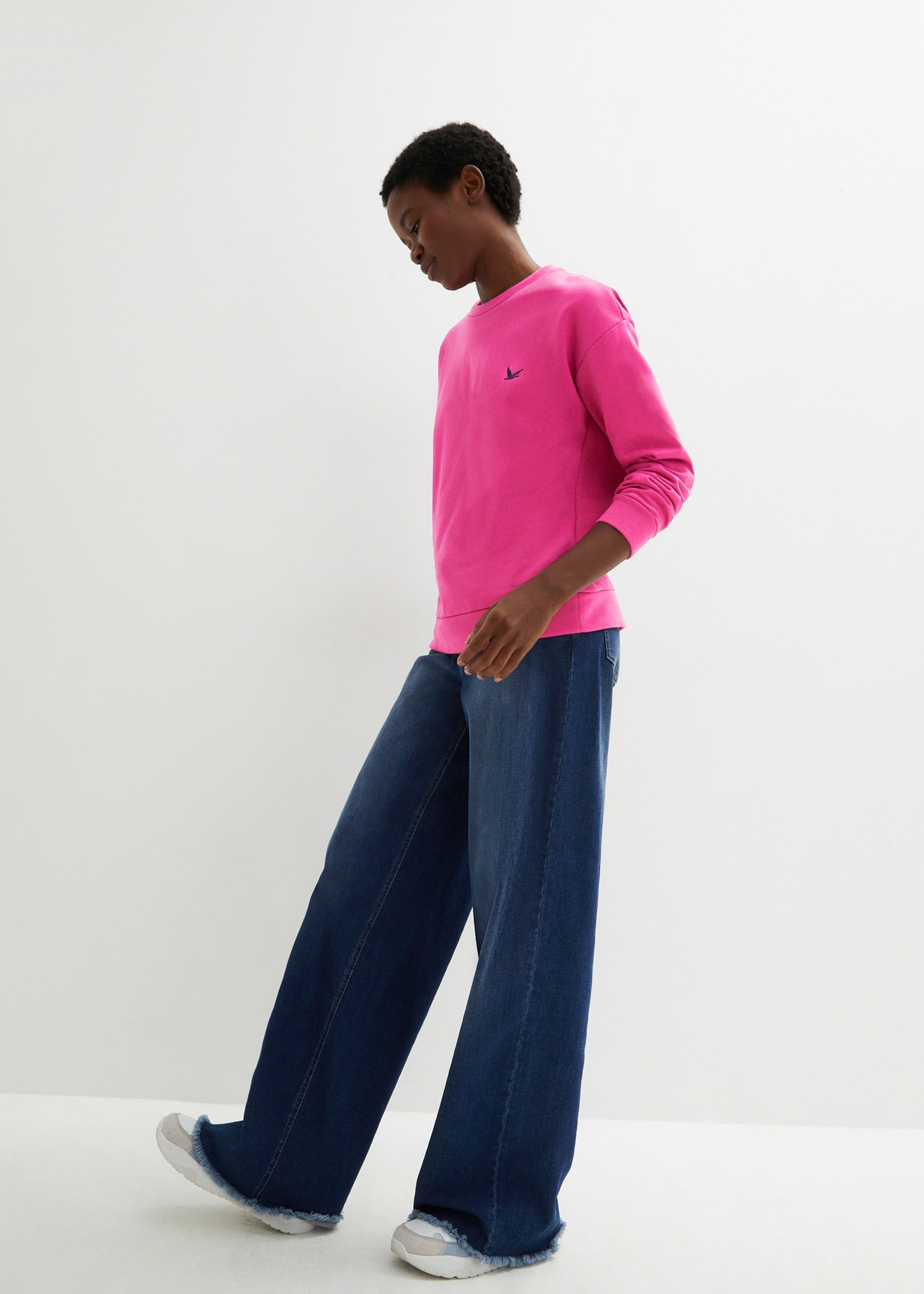 bonprix Sweatshirt »Sweatshirt mit Stickerei«, lässig geschnittene Passform, bestickte Optik, ohne Verschluss
