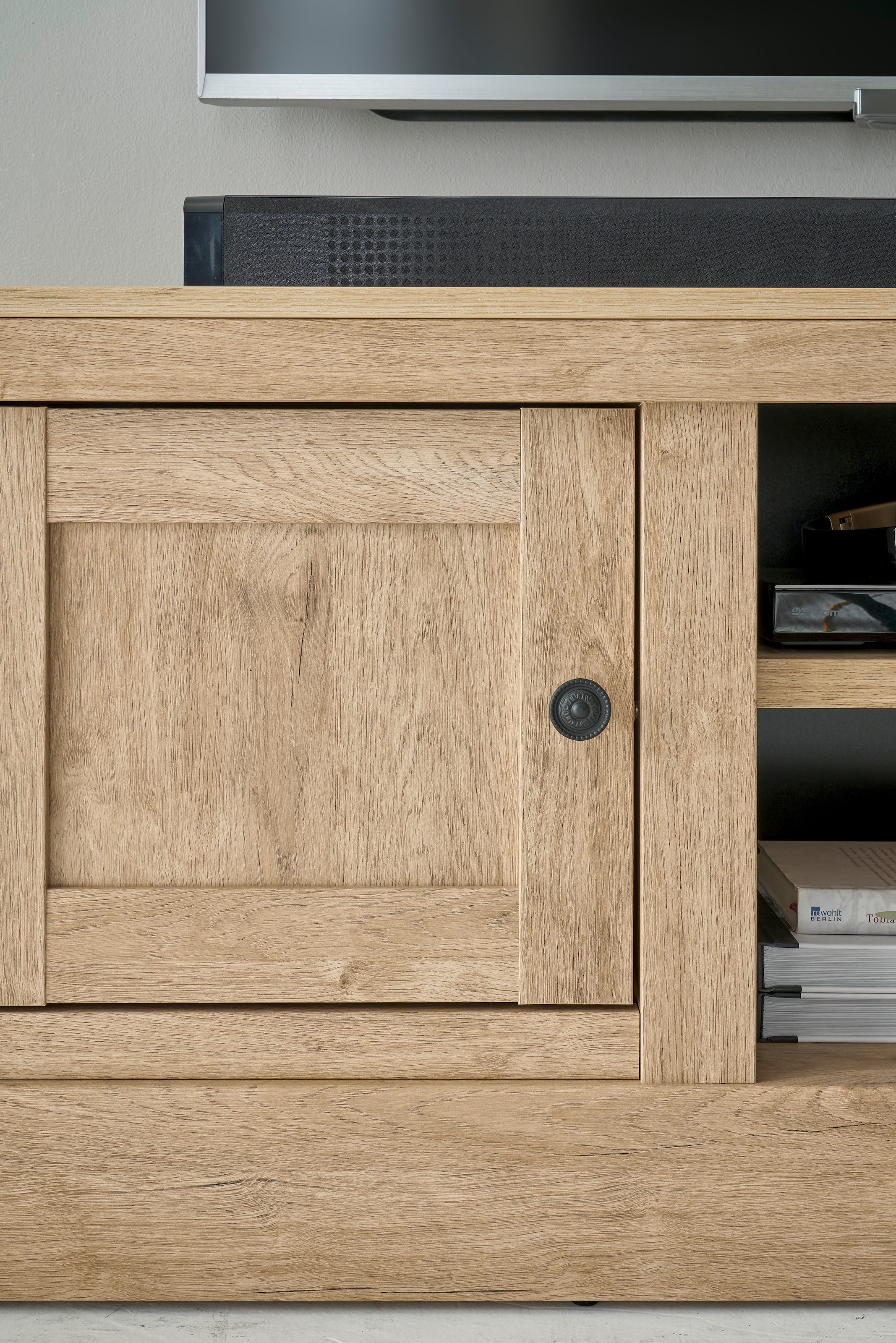 Home affaire Table basse »Cornwall, Unterschrank im Landhausstil, Kommode, Eiche Dekor« 1 cuis tlg. verschnörkelte Metallgriffe, offene Fächer und Türen, 152 cm breit