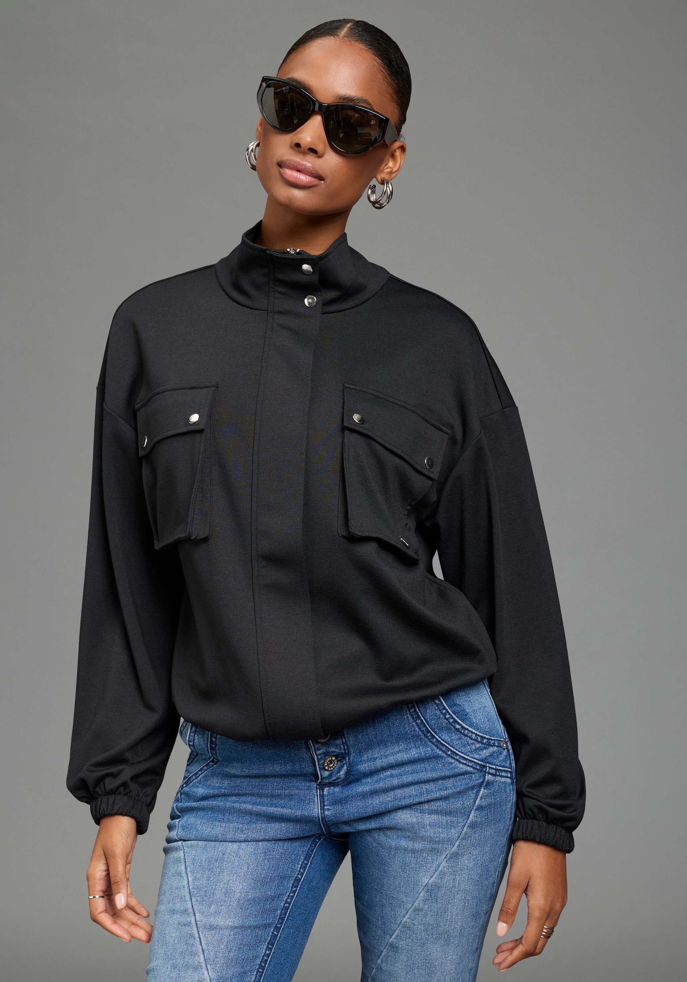 Bruno Banani Veste sweat »in modischer Blouson-Form« et boutons élégants, coupe mi-longue, avec col montant