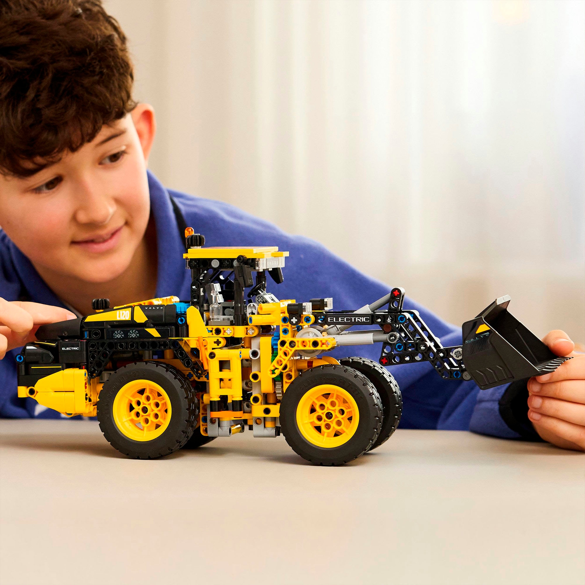 LEGO® Konstruktionsspielsteine »Volvo L120 Electric Radlader (42209), LEGO Technic« Made in Europe