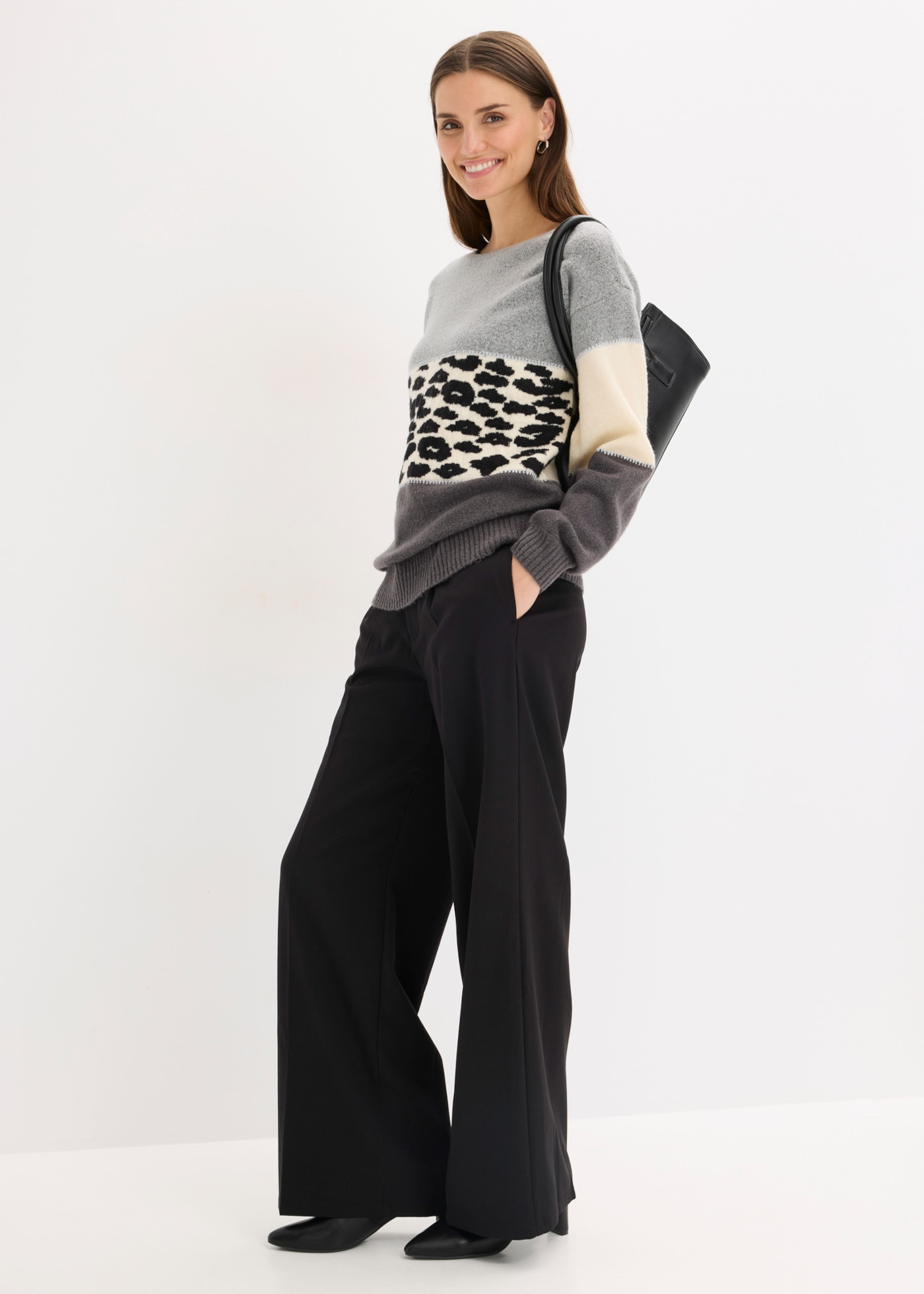 bonprix Pull en tricot »Oversize-Pullover« design à motifs, détails fil pailleté, mélange de matières