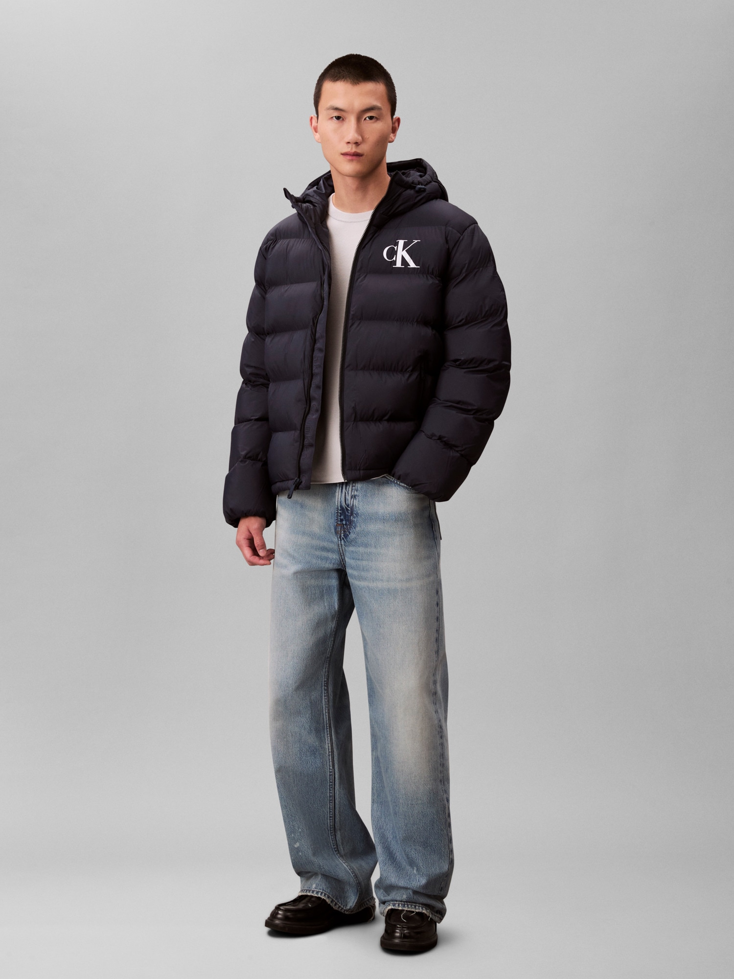 Calvin Klein Jeans Steppjacke »LS NYLON MONOGRAM PUFFER JKT« ohne Kapuze Mit Rundhalsausschnitt, regular fit