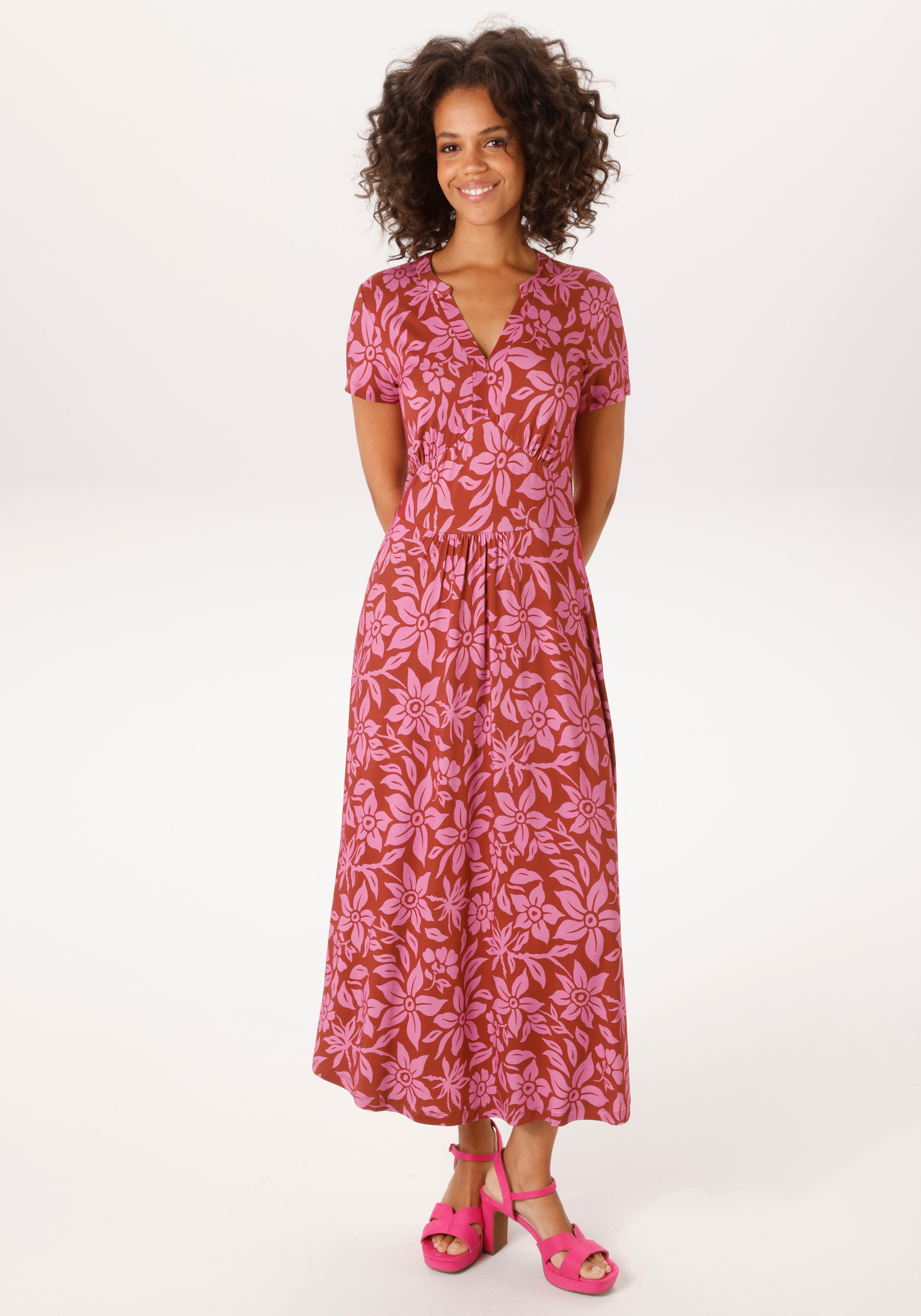 Aniston CASUAL Robe d'été mit trendfarbenem, grafischen Blumendruck - NEUE KOLLEKTION