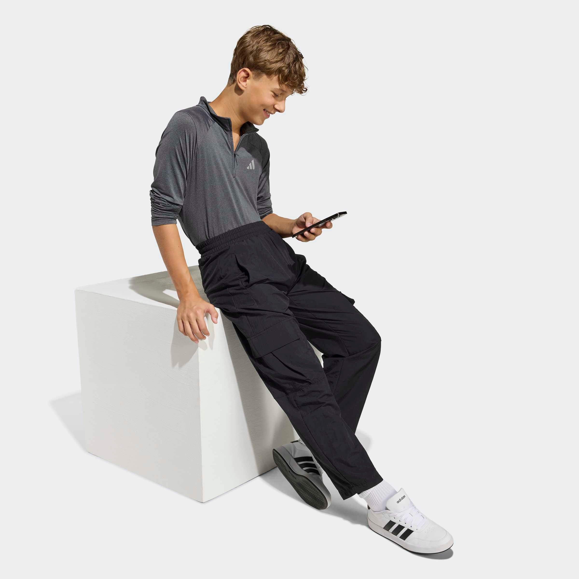 adidas Sportswear Pantalon de sport »FUTURE ICONS CARGO O-SHAPED, LÄNGER GESCHNITTEN«