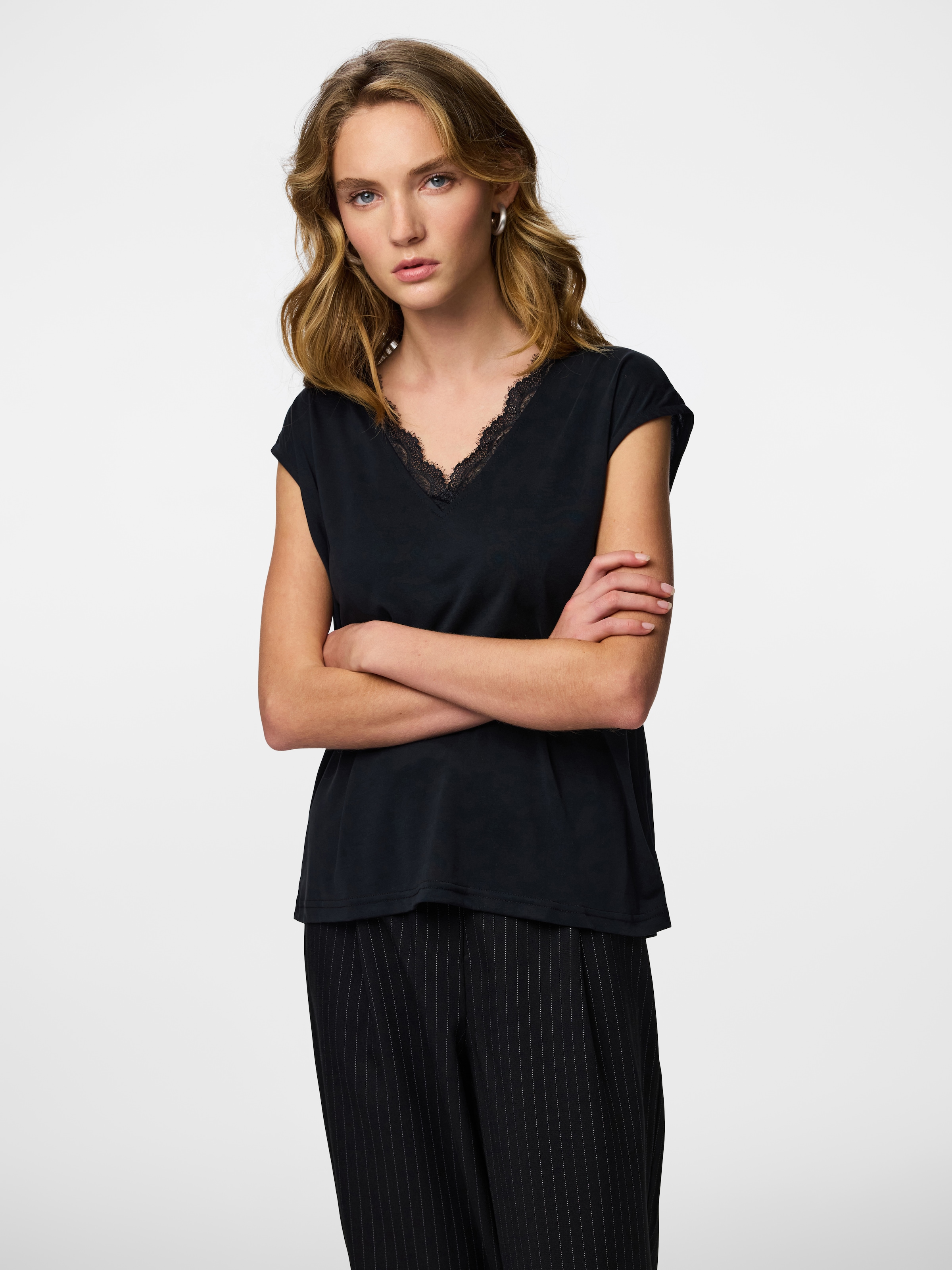 pieces T-shirt à manches courtes »PCKAMALA LACE V-NECK TEE  JRS NOOS BC«