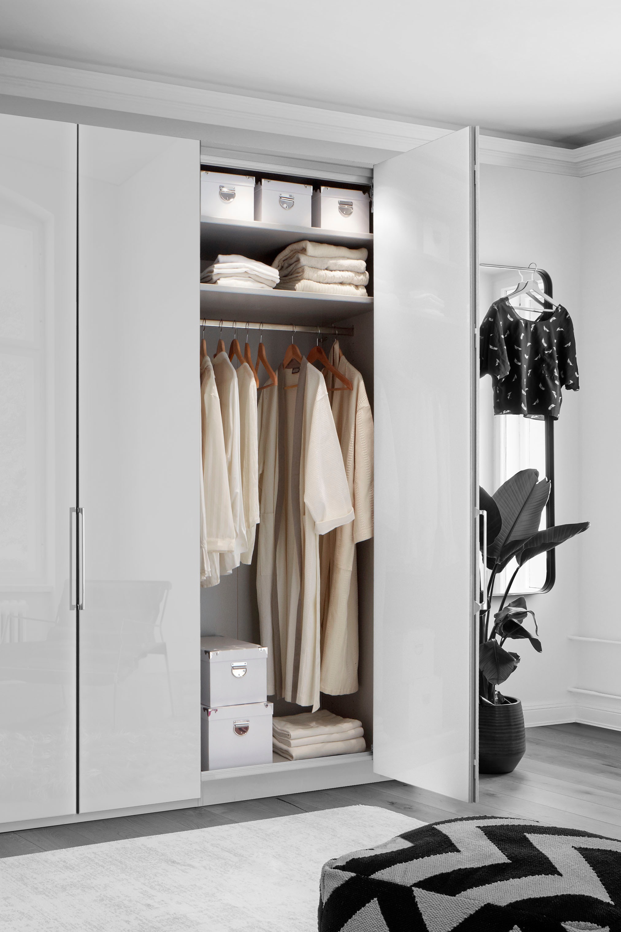 WIEMANN Armoire à portes pliantes »Monaco« avec façade partiellement vitrée et ferrures de haute qualité