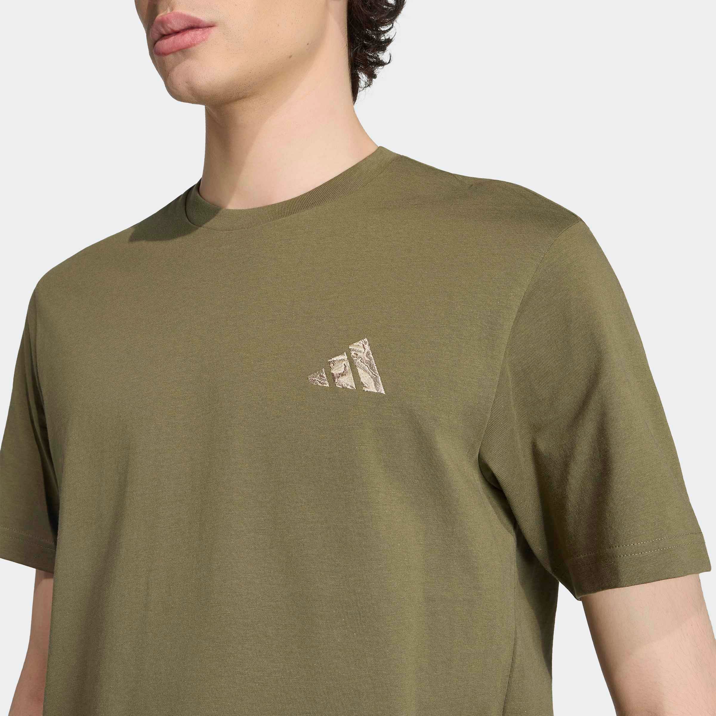 adidas Sportswear T-shirt »CAMO GRAFIK, KLEINE LOGOSTICKEREI«