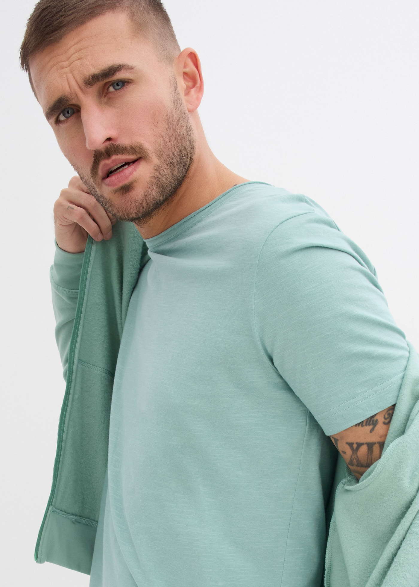 bonprix T-shirt »T-Shirt aus reiner Baumwolle« Regular Fit, offene Kanten am Ausschnitt, aus reiner Baumwolle