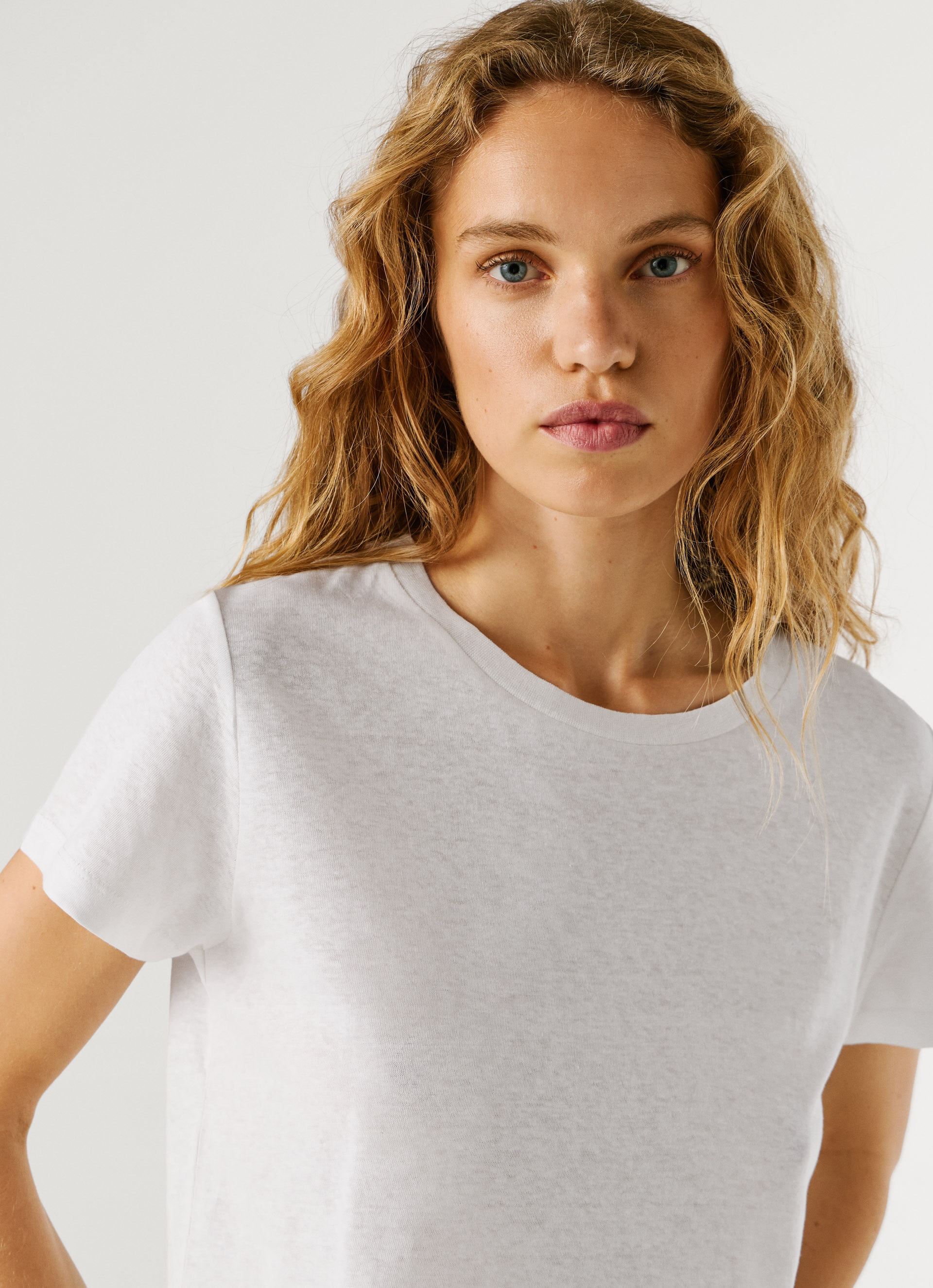 Pepe Jeans T-shirt »MEGAN« mit Leinenanteil, Logostickerei auf der Brust