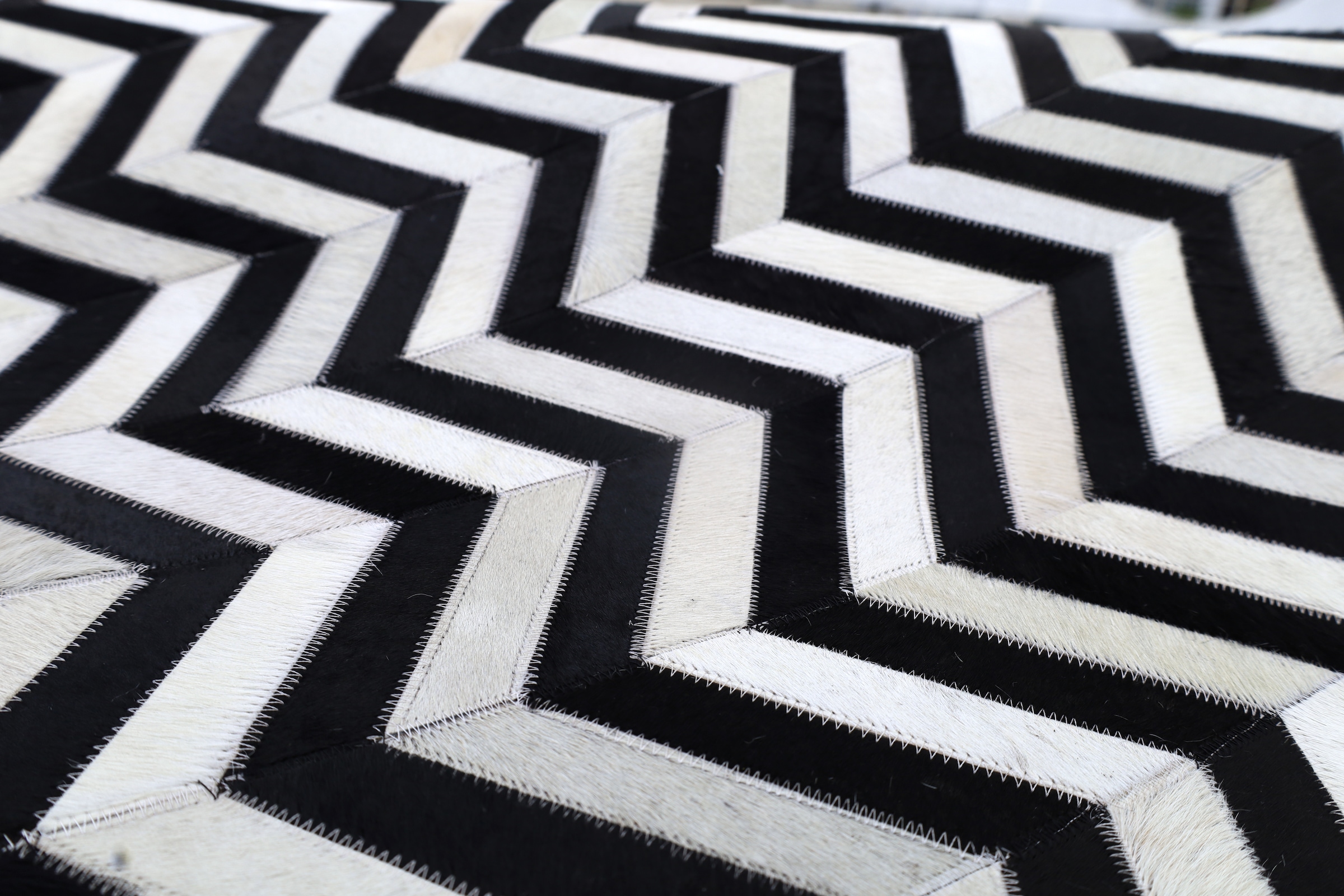 Myflair Möbel & Accessoires Tapis en fourrure »ZEBRA EDGE, echtes Rinderfell, LAGERRÄUMUNG« Rectangulaire 10 mm Höhe fait main, produit naturel, motif en zigzag, structure naturelle