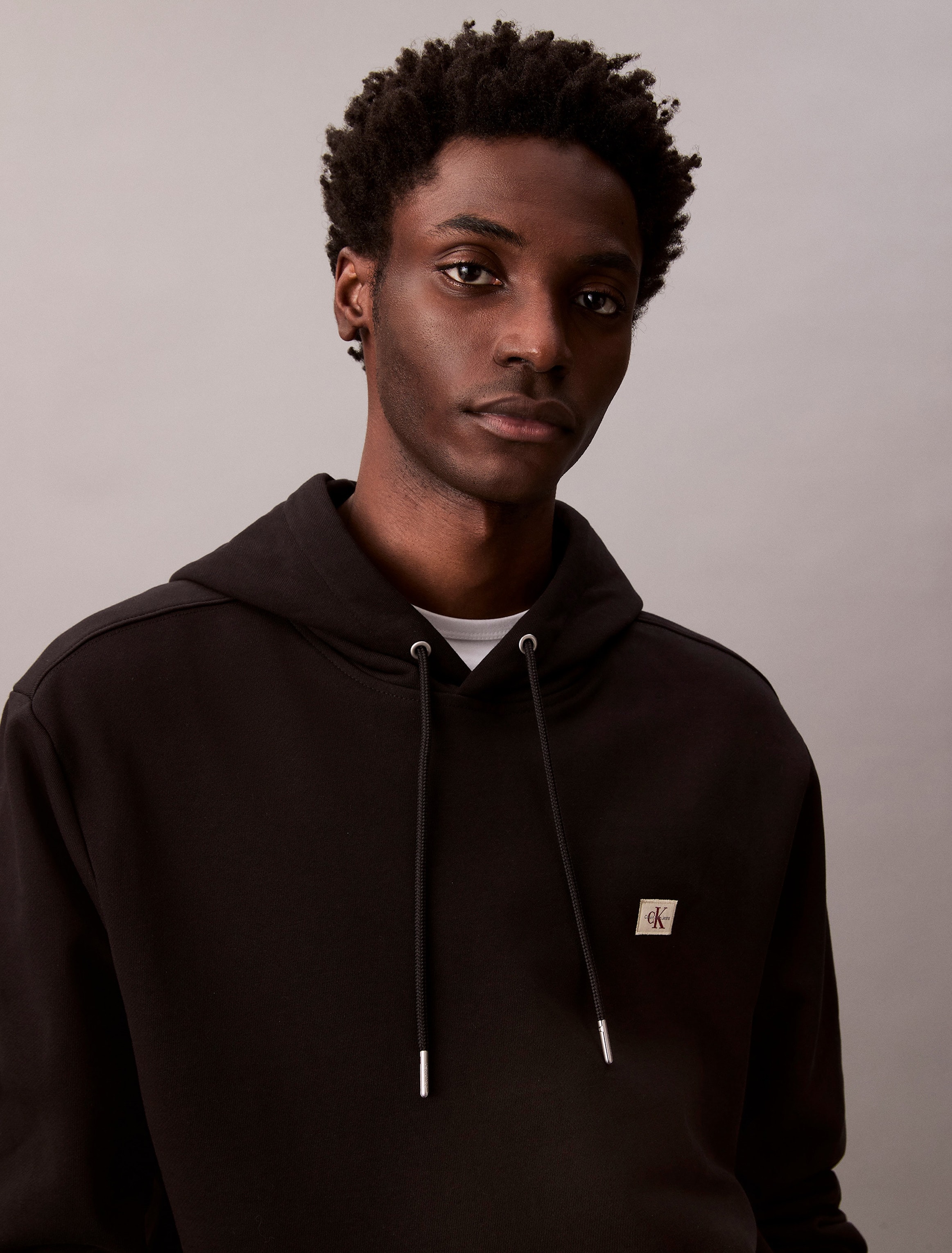 Calvin Klein Jeans Sweat à capuche »400GSM TERRY BADGE HOODIE«, Mit Rundhalsausschnitt
