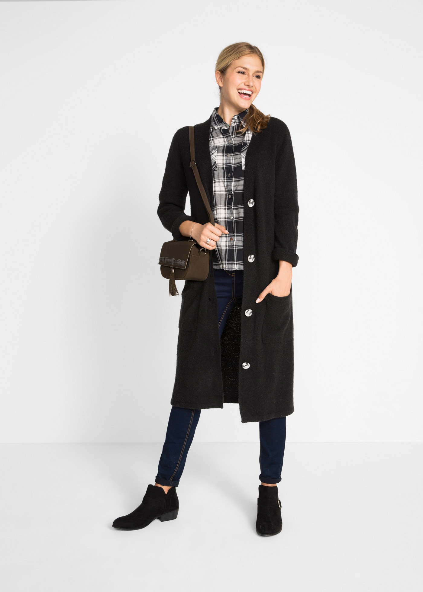 bonprix Manteau en tricot en fil pelucheux, coupe régulière, avec poches plaquées