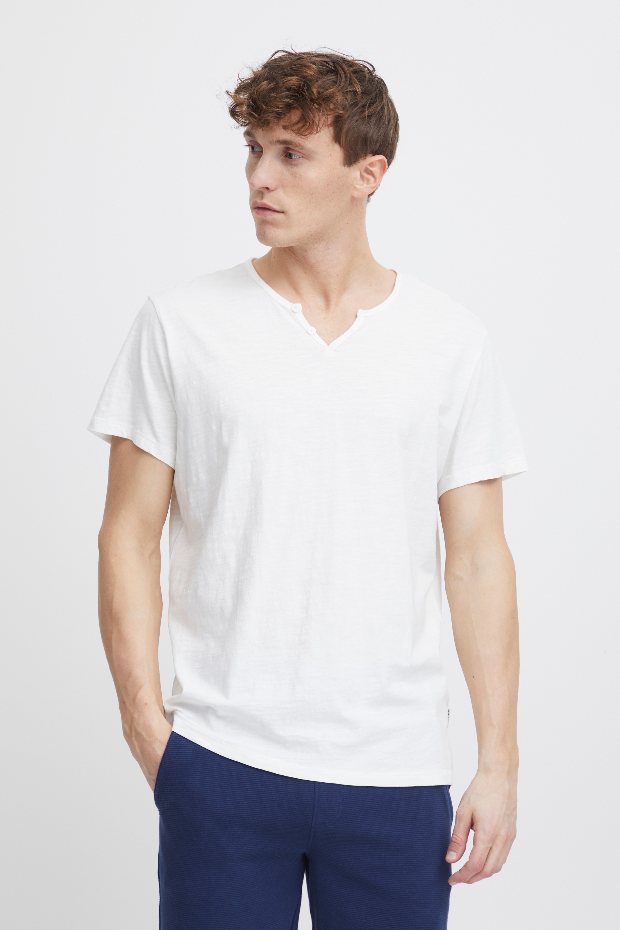 Blend T-shirt »BHAshton split neck tee« mit Deko-Knopfdetail am Ausschnitt