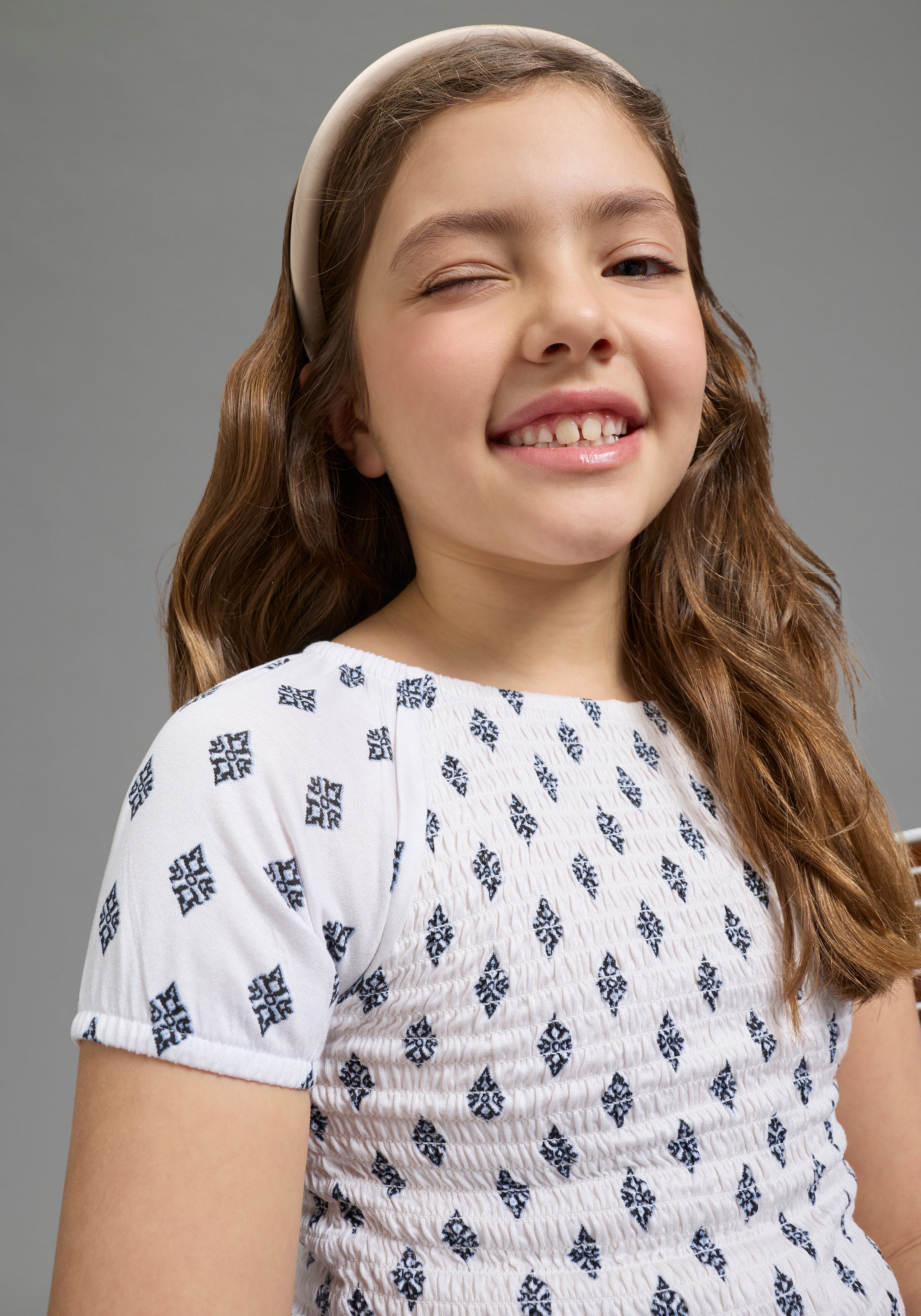 Bruno Banani T-shirt »Allover gemustertes Shirt, Smoke Carmenshirt für Mädchen« modischer Stil, Kurzarm, mit Carmenausschnitt, Allover-Druck