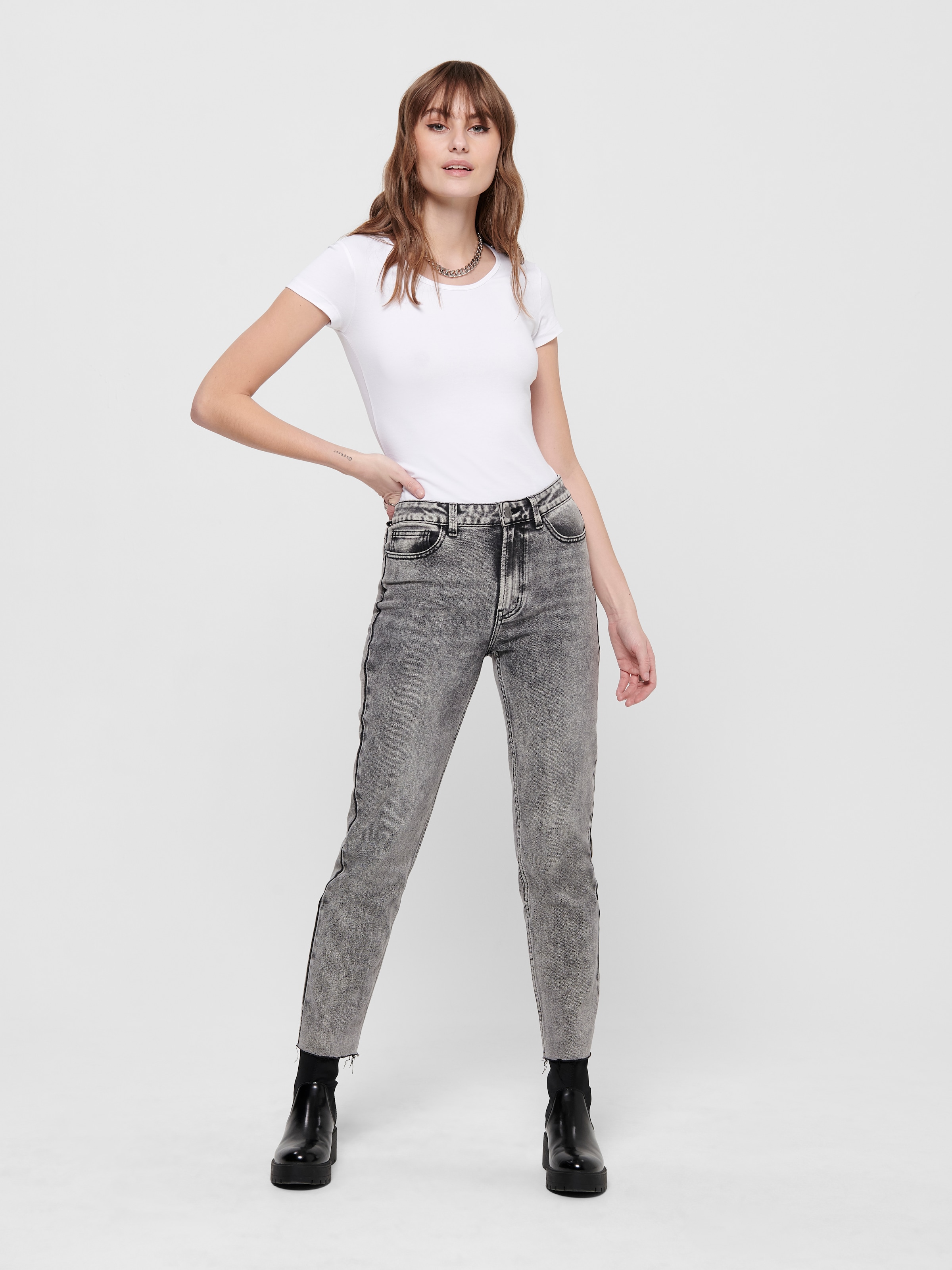 ONLY Rundhalsshirt »ONLLIVE – Rundhalsshirt mit figurbetonter Silhouette«, sehr figurbetont, modisch, Baumwollmischung, Jersey, tiefer Rundhals
