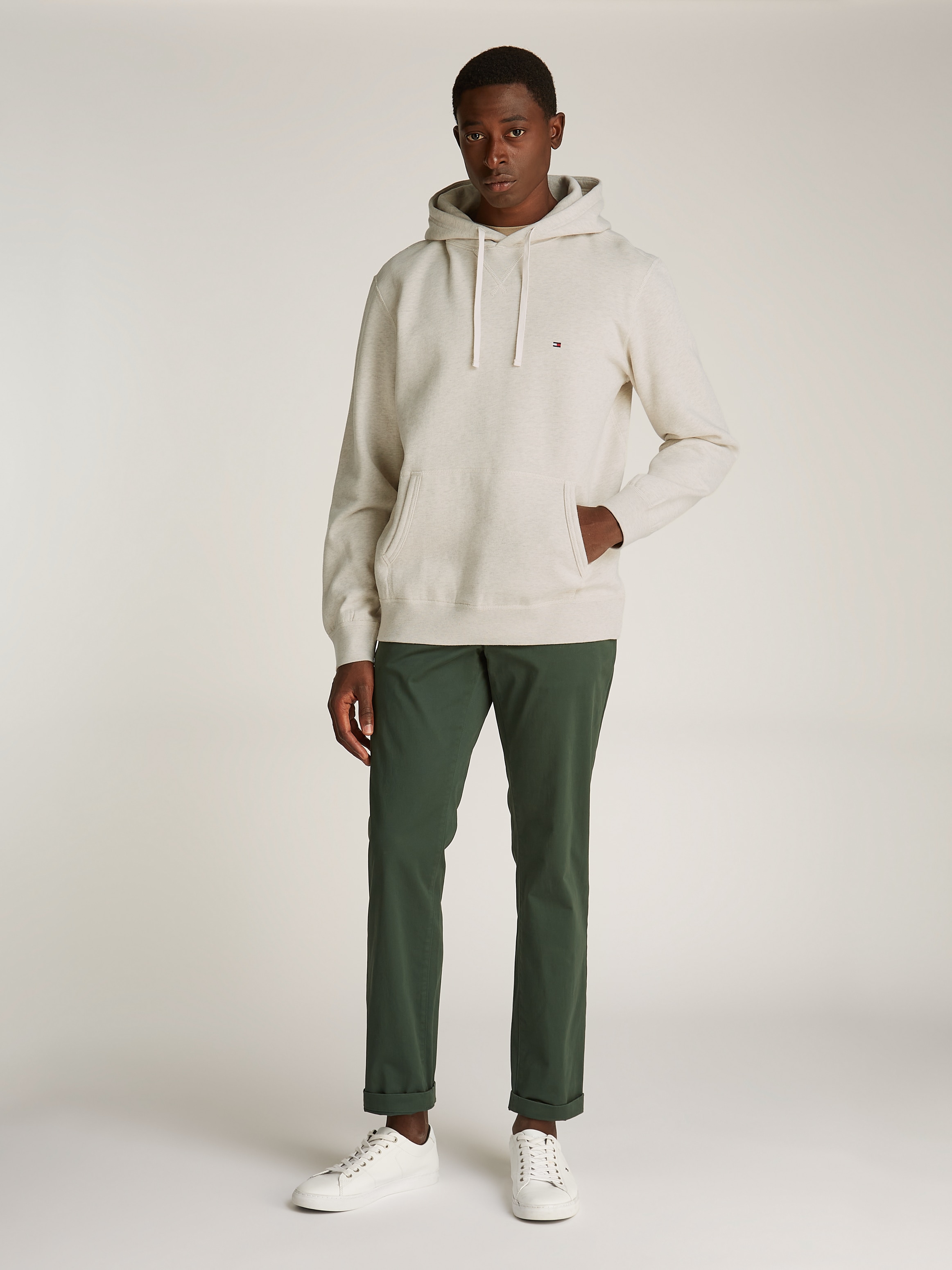 Tommy Hilfiger Hoodie »ESS SEASONAL FLEECE HOODY mit Kapuze und Kängurutasche«, unifarben, casual, regular fit, Baumwollmix, Kapuze
