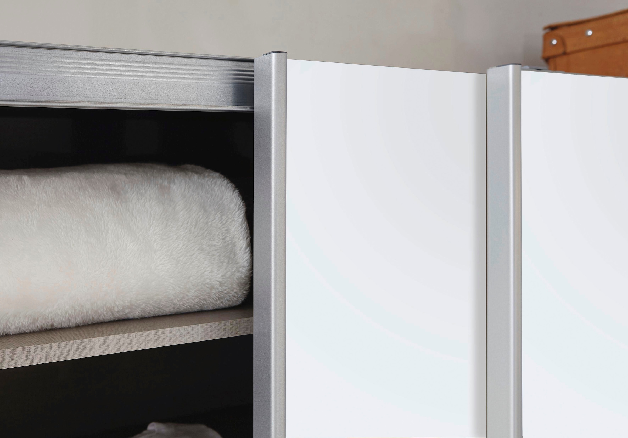 GOODproduct Schwebetürenschrank »Kleiderschrank Schrank Garderobe Schlafzimmerschrank THANOS« 3 verschiedene Ausstattungen BASIC/CLASSIC/PREMIUM (inkl. SOFT-CLOSE),  Optional mit Spiegel, Metall-Griffleisten alufarben MADE IN GERMANY