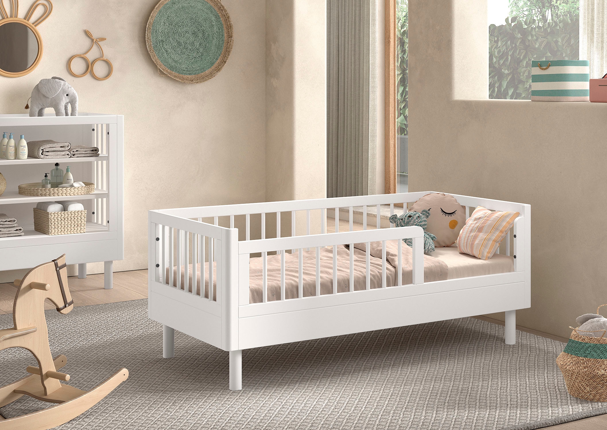 Vipack Lit d'enfant »Forrest Juniorbett 70/140 cm, mit Sprossen, Buche massiv« L/H/P env. 144x60x74 cm, avec sommier à lattes, laqué blanc,  avant avec protection anti-chute et entrée basse au lit