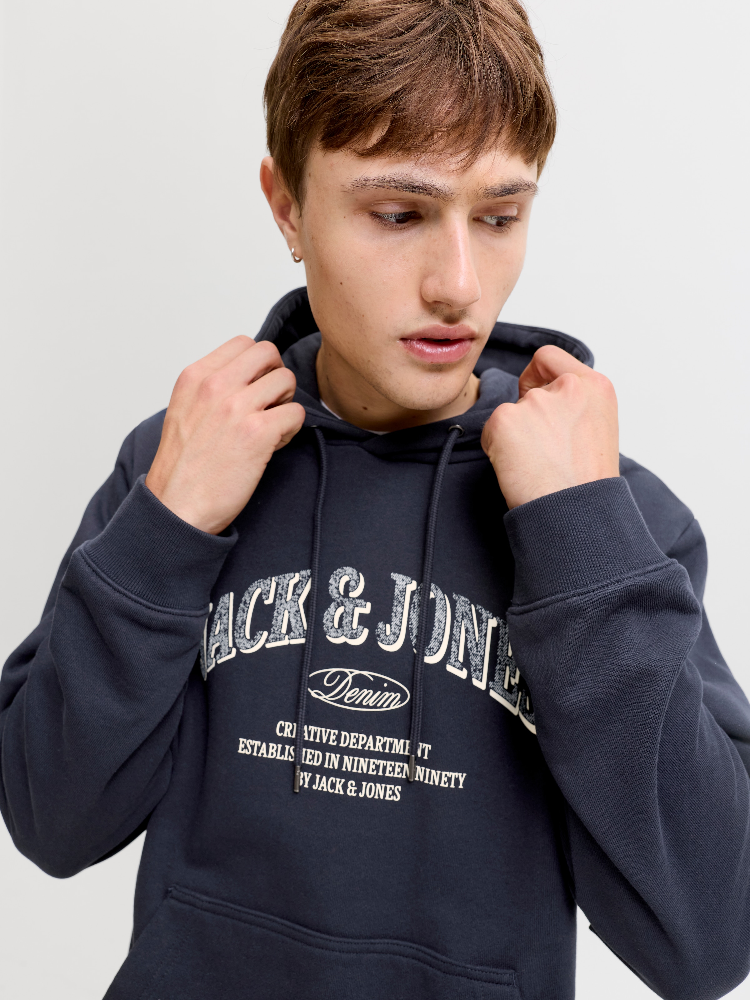 Jack & Jones Sweat à capuche »JJEDENVER LOGO SWEAT HOOD SN«, mélange coton, coupe décontractée
