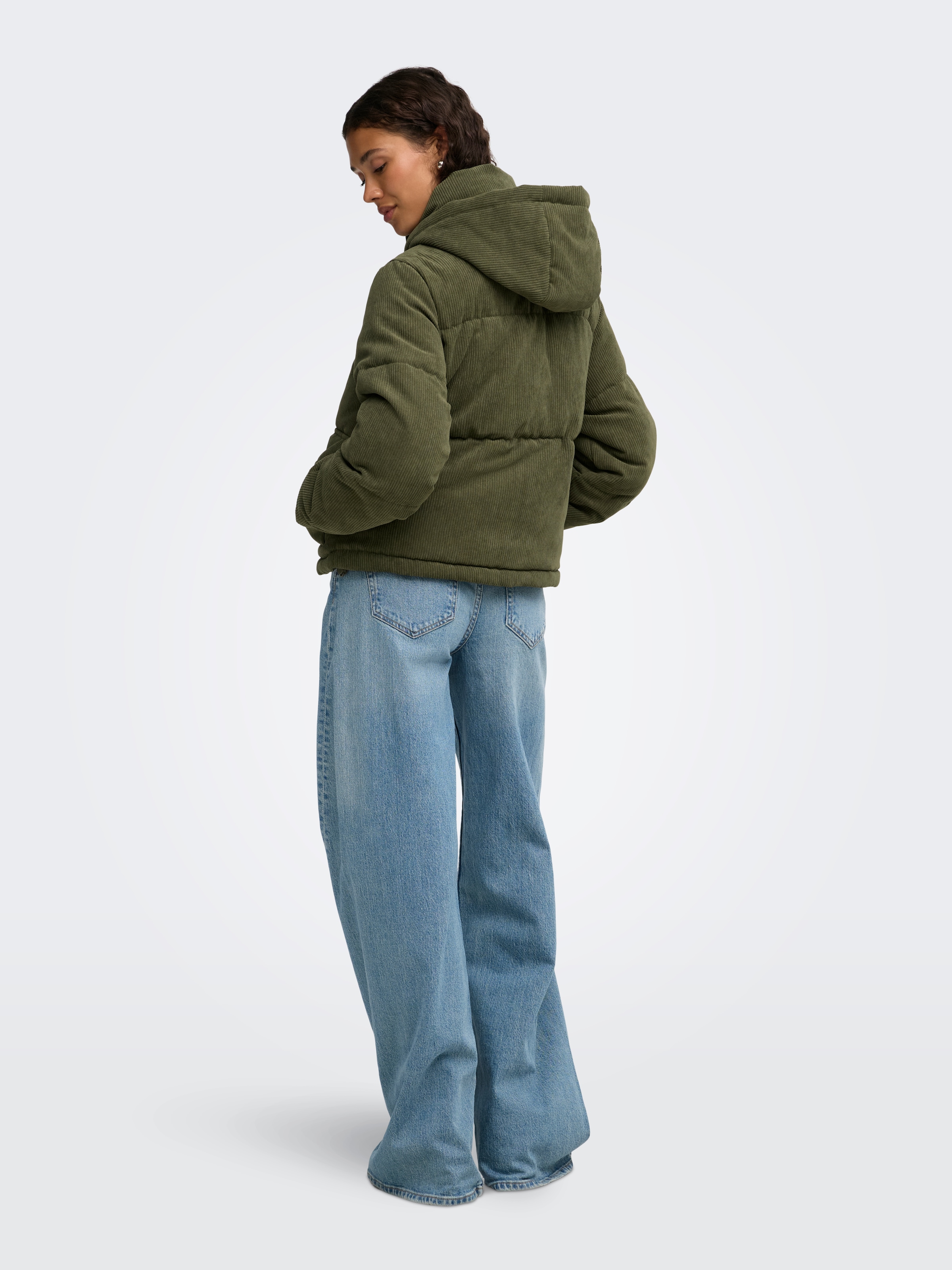 ONLY Veste matelassée »ONLZAHARA CORDUROY PUFFER CC OTW« avec capuche fibre synthétique