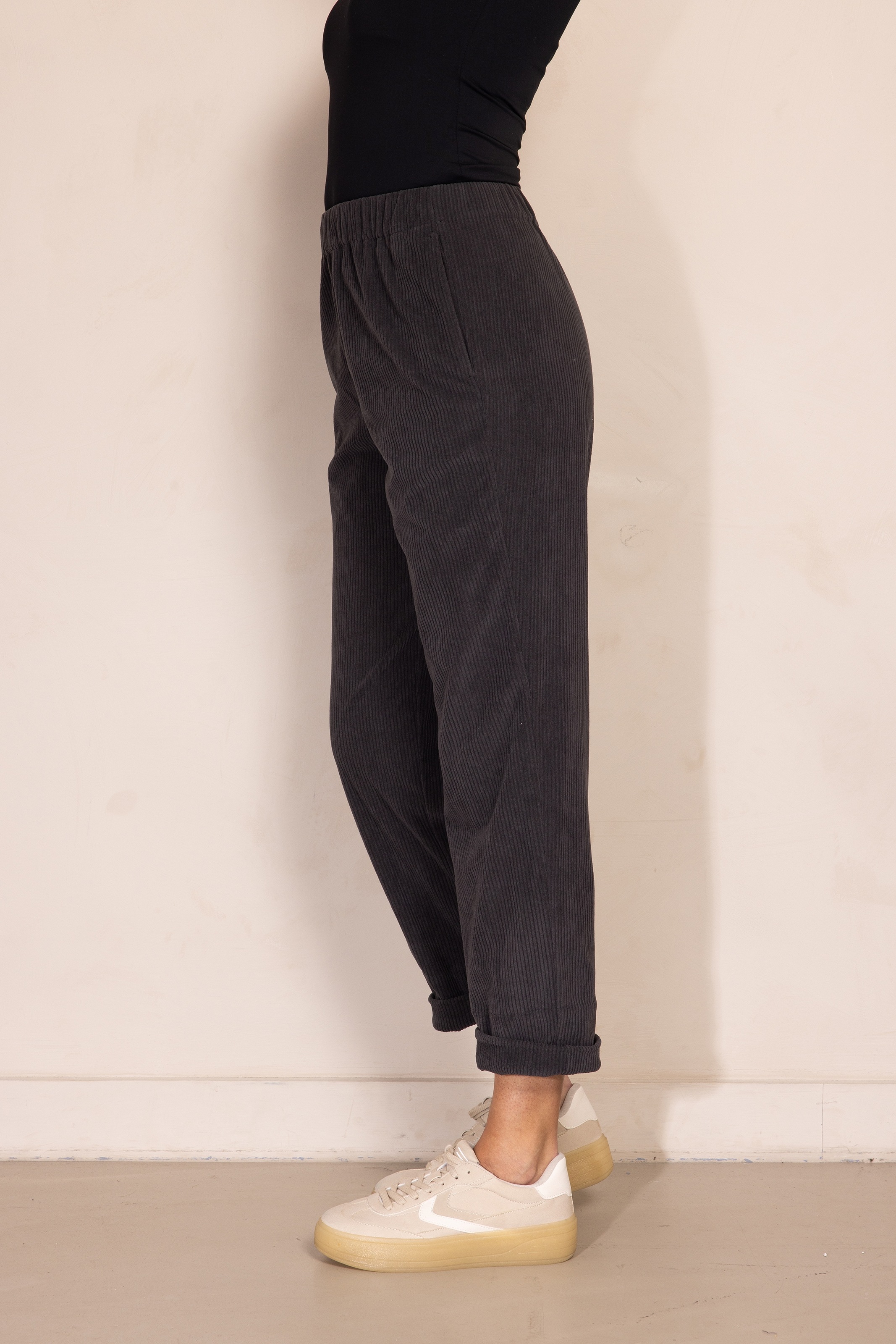 Zhrill Cordhose »ZHPIA«  mit aufgesticktem Logo-Detail auf der linken Seite, bequeme Passform