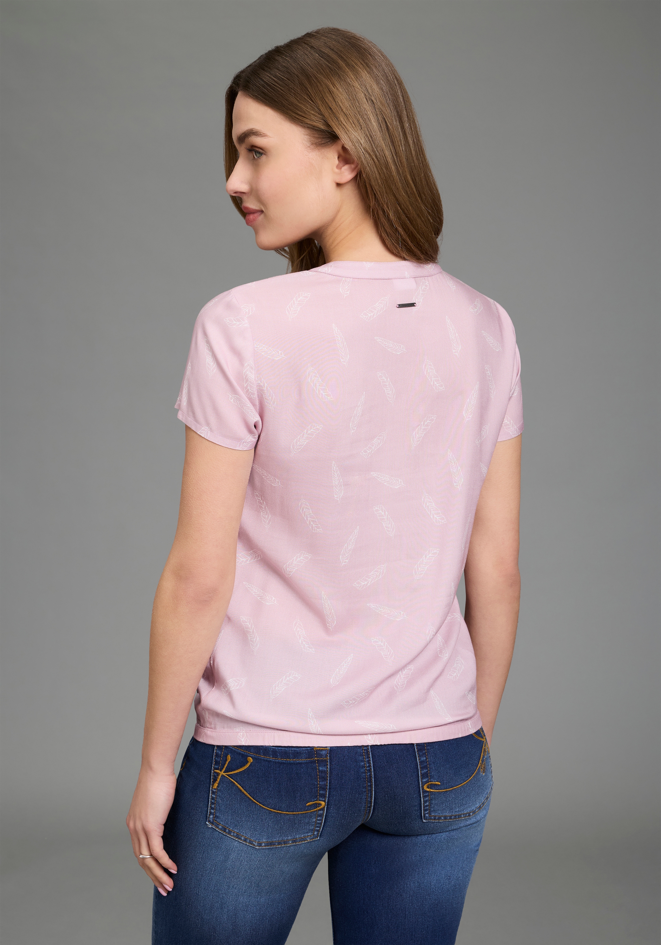 KangaROOS Blouse à manches courtes mit Federprint, figurumspielende Passform, herzförmiger Ausschnitt