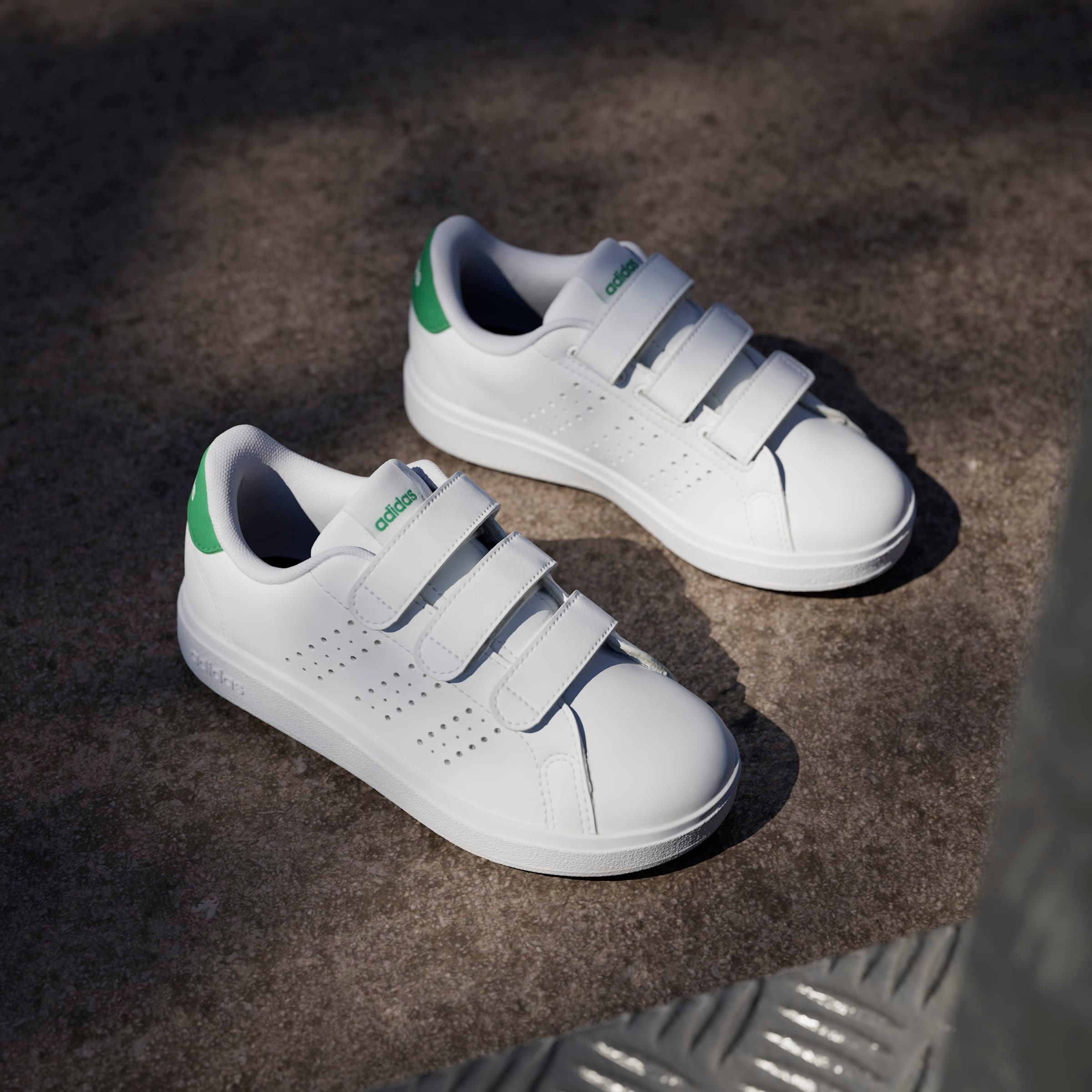 adidas Sportswear Chaussures à scratch »ADVANTAGE BASE 2.0 KIDS«  Design auf den Spuren des adidas Stan Smith, für Kinder & Jugendliche
