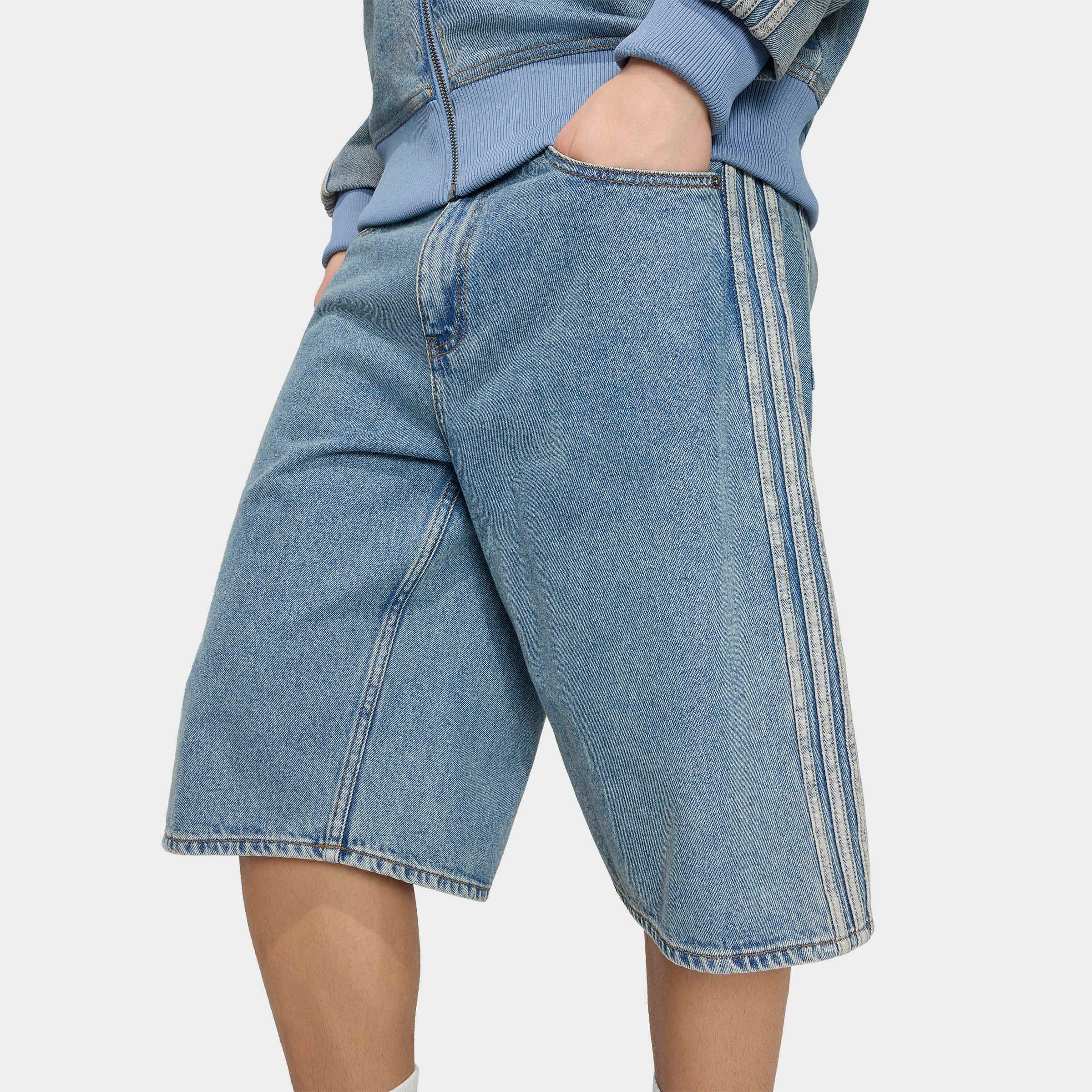 adidas Originals Jeansshorts »FIREBIRD ADICOLOR DENIM-JORTS MITTELHOHER BUND BEIN GERADE GESCHNITTEN«