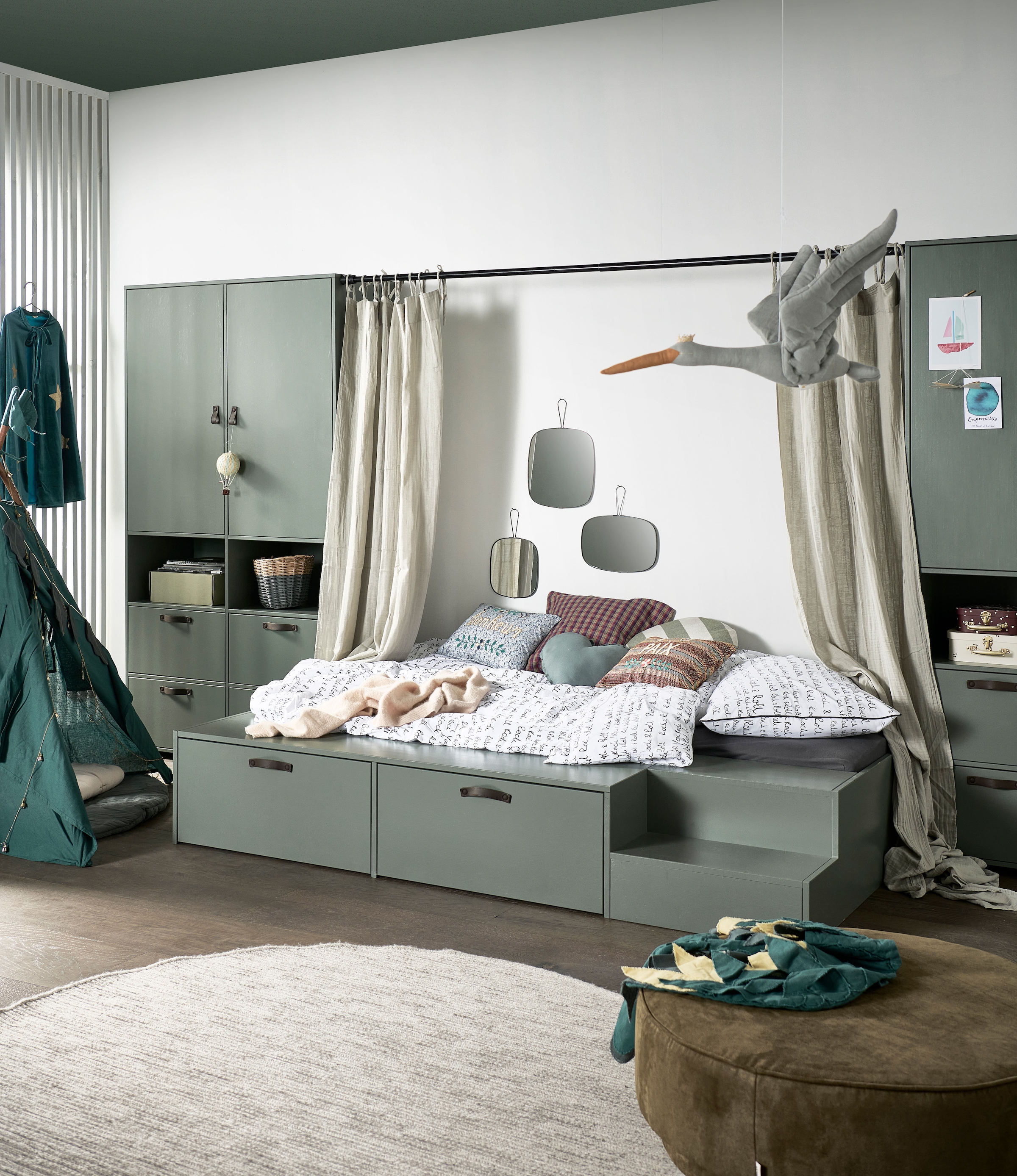 WOOOD Stauraumbett »Stage Massivholz FSC®-Kiefernholz mit Trittstufen 204 x 131 x 35 cm« Rollauszüge mit Ledergriff, breite Holzkante, Matratzenmass 80x200 cm