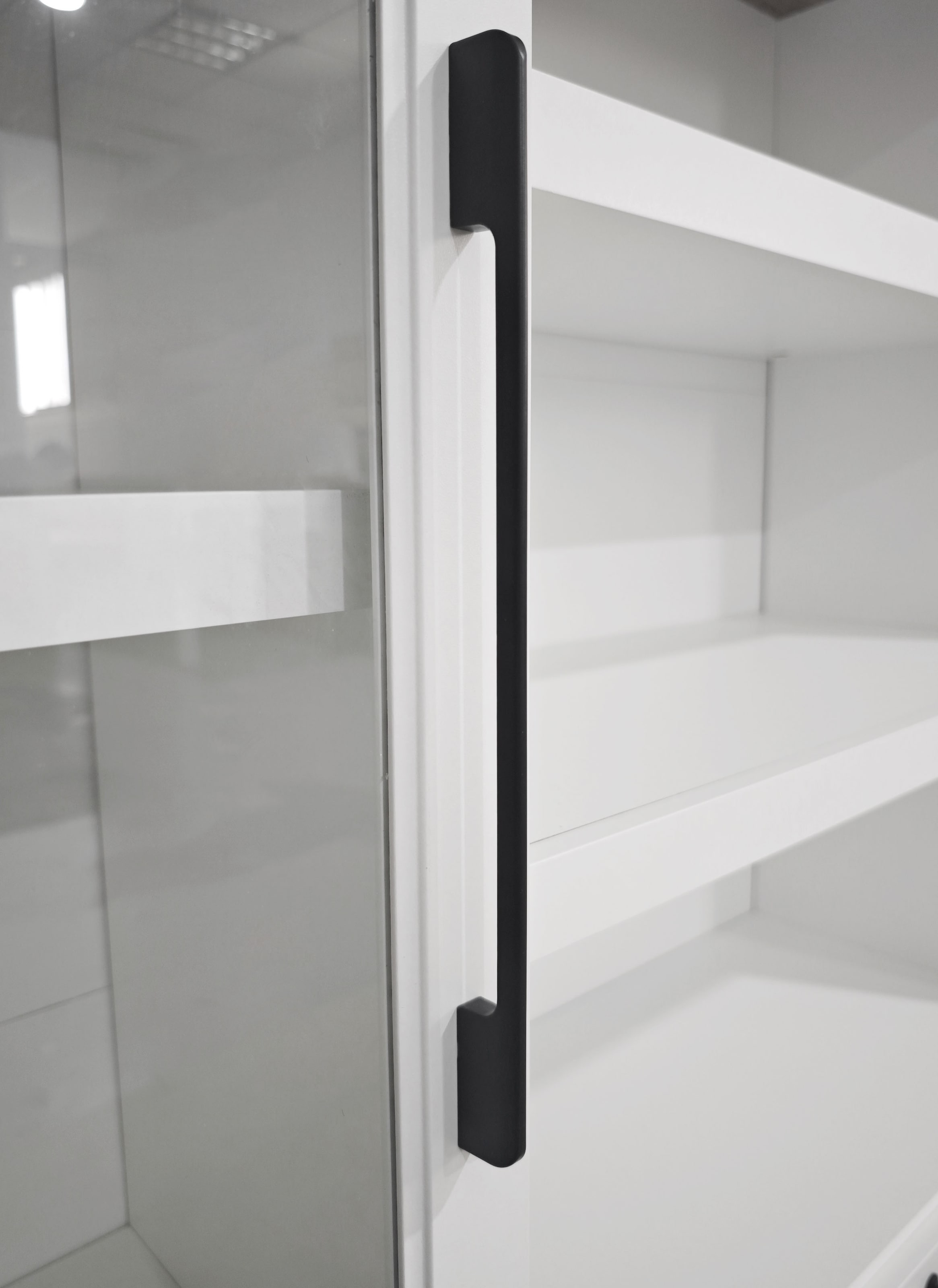 GOODproduct Vitrine »Ismund« aus MDF, mit Holz-Zierleiste, schwarzem Metallgriff, Höhe 121 cm