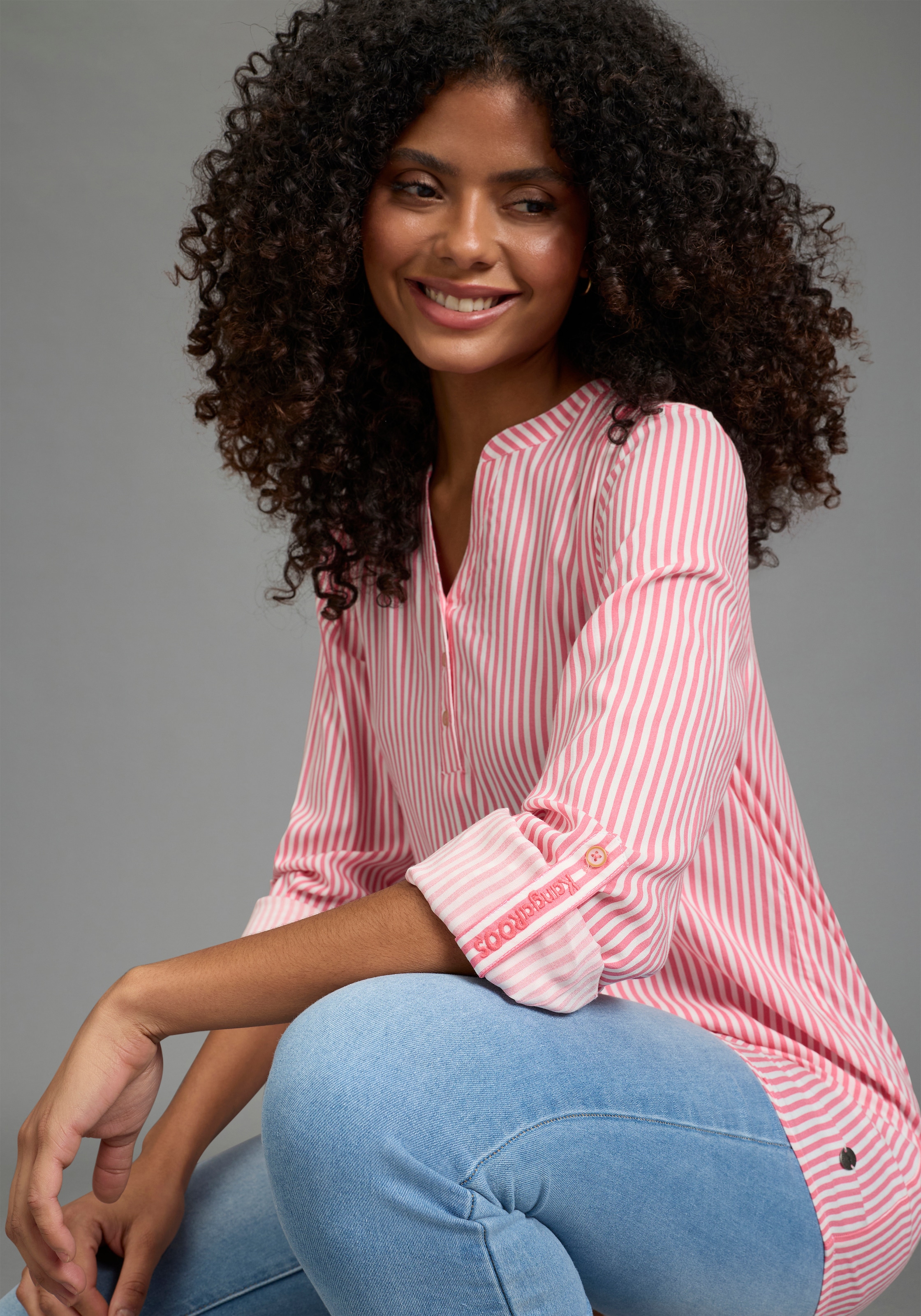 KangaROOS Schlupfbluse Langarmbluse, figurumspielende Passform, Rundhalsausschnitt