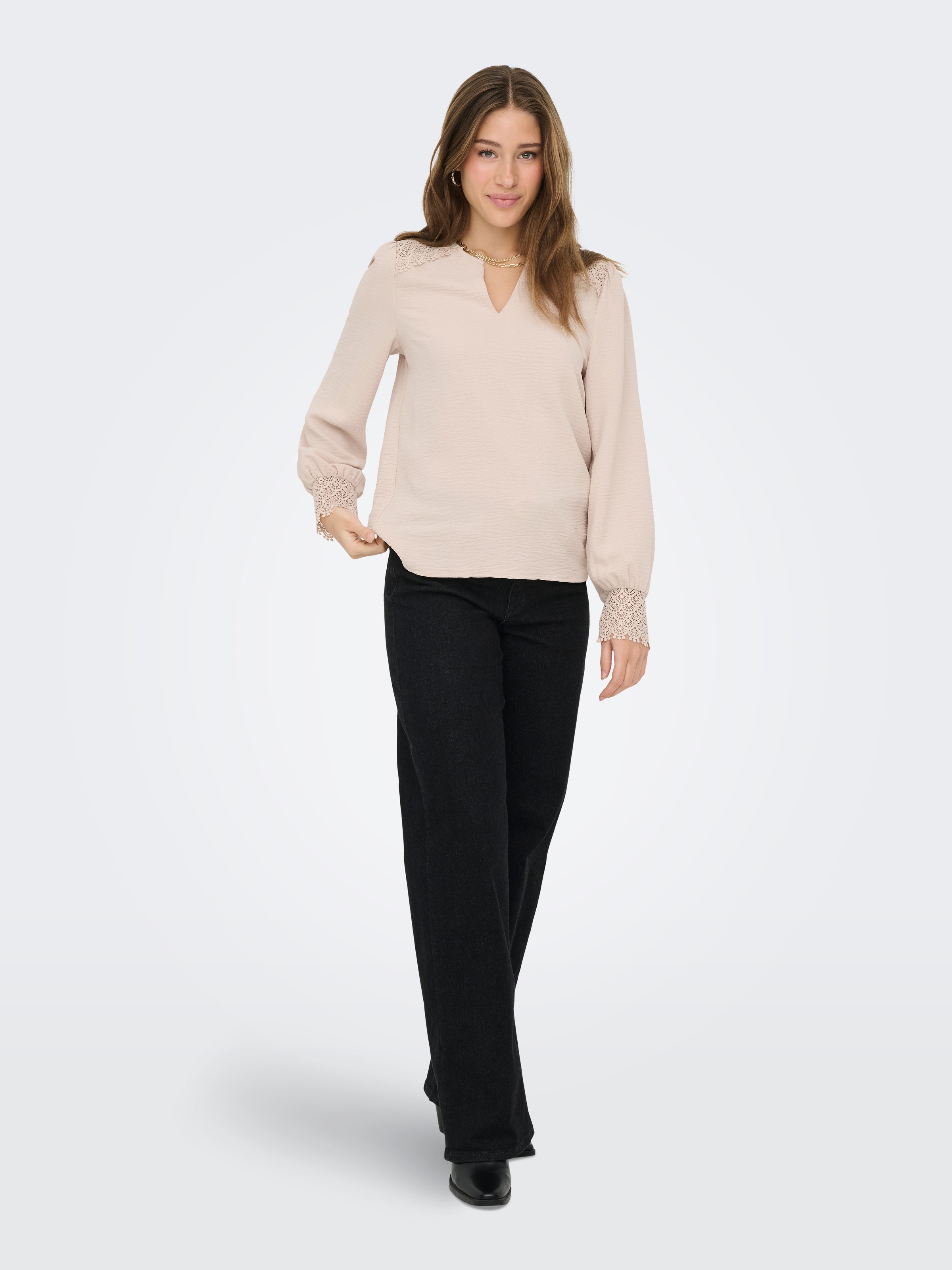 ONLY Blouse à manches longues »ONLCERENA METTE L/S LACE VNECK TOP WVN« fibre synthétique, coupe régulière, col en V
