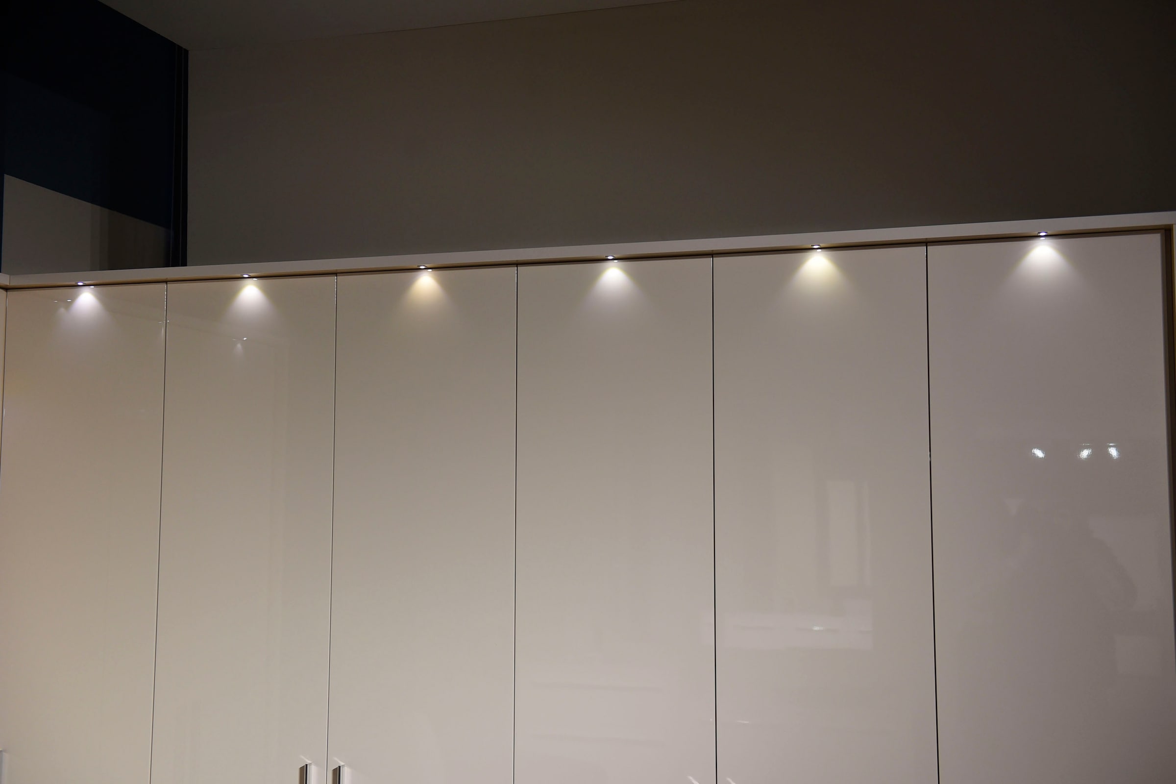 GOODproduct Drehtürenschrank »Piano, inklusive Rahmen und Beleuchtung, soft-close-Funktion« 277 oder 322cm breit, 226cm hoch, mit 4 Schubladen,  UV lackiert, hochglänzend weiss oder beige, FSC-zertifiziert