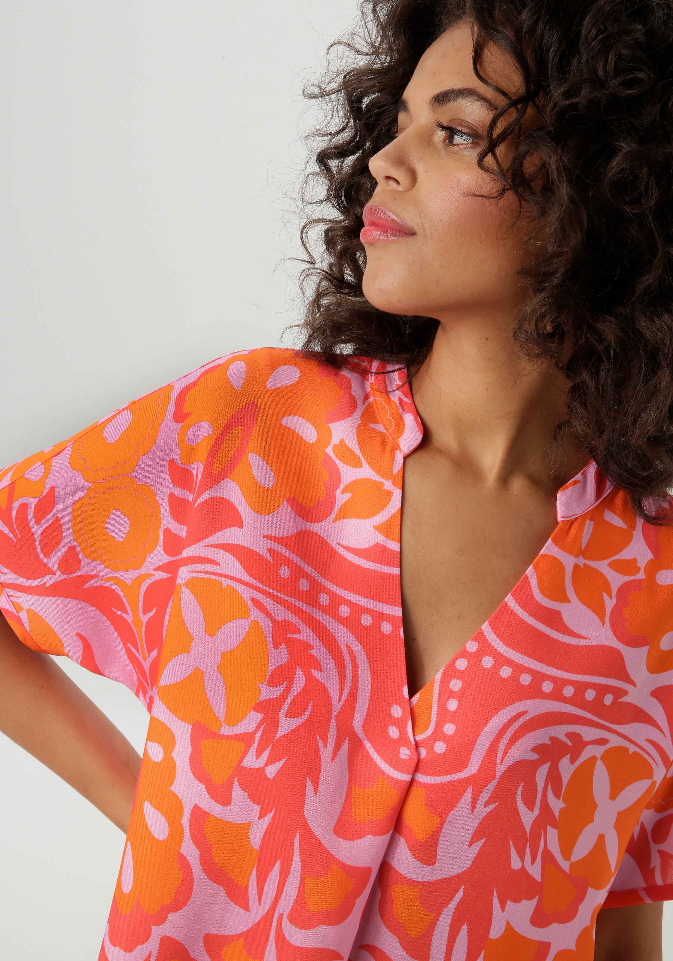 Aniston CASUAL Robe d'été mit extravagantem, grafischen Druck