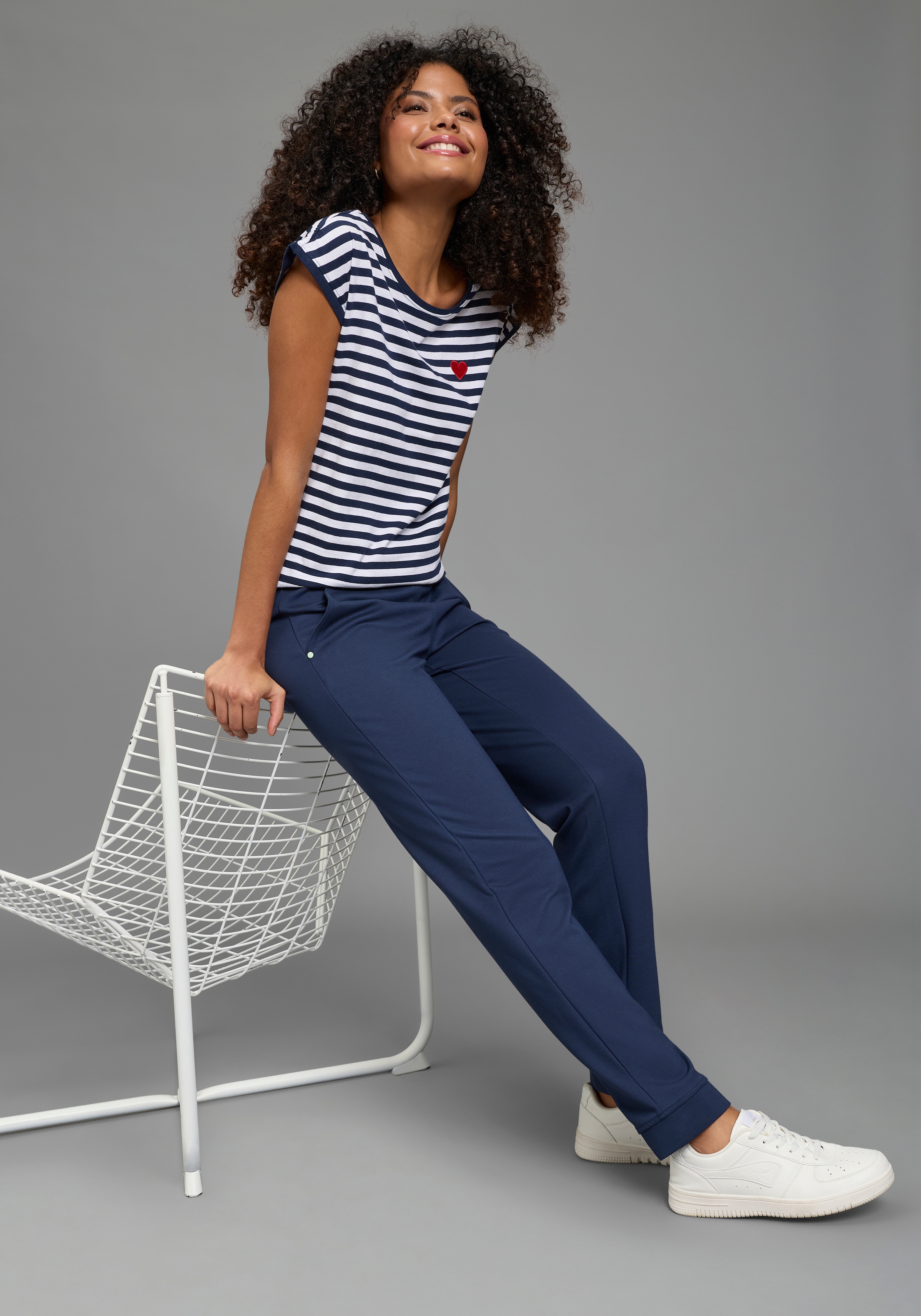 AJC Shirt à col rond figurumspielende Passform, Rundhalsausschnitt mit Blende