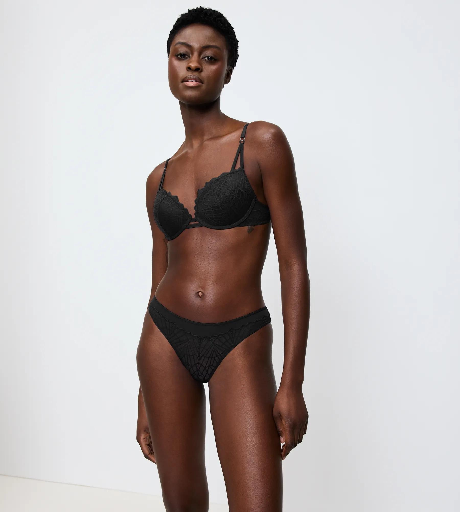 Triumph Slip brésilien »That Night in Vegas« aus Spitze und Mesh, elastisch, figurbetont, elegant