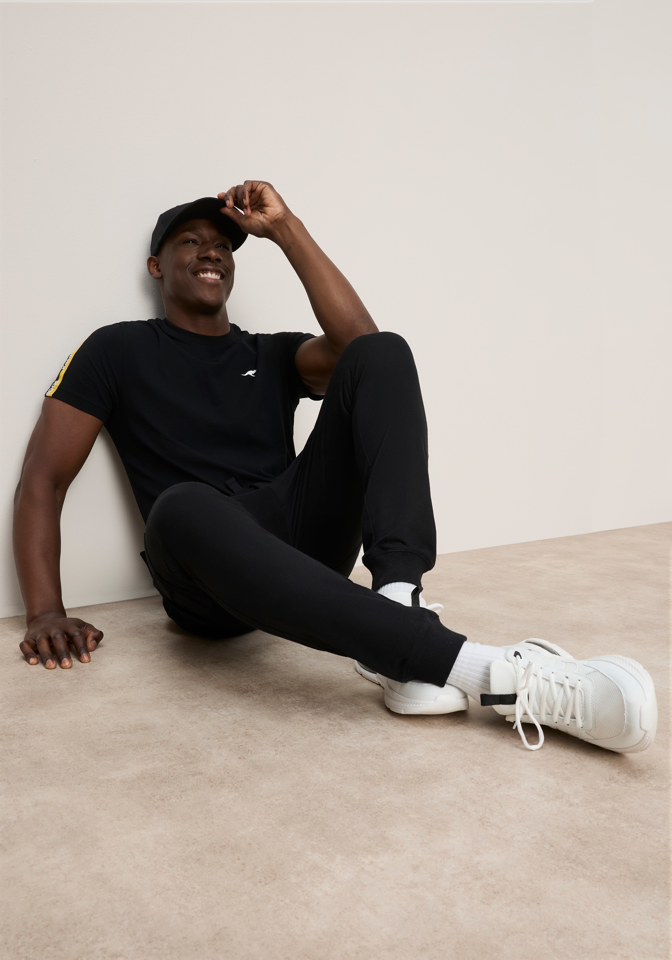 KangaROOS Pantalon de jogging  coupe droite, avec badge en application, aussi en grandes tailles